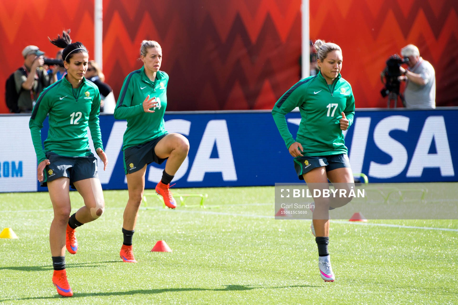Australiens Leena Khamis, Alanna Kennedy och Kyah Simon under en träning med australiens landslag den 15 juni 2015 i Edmonton.