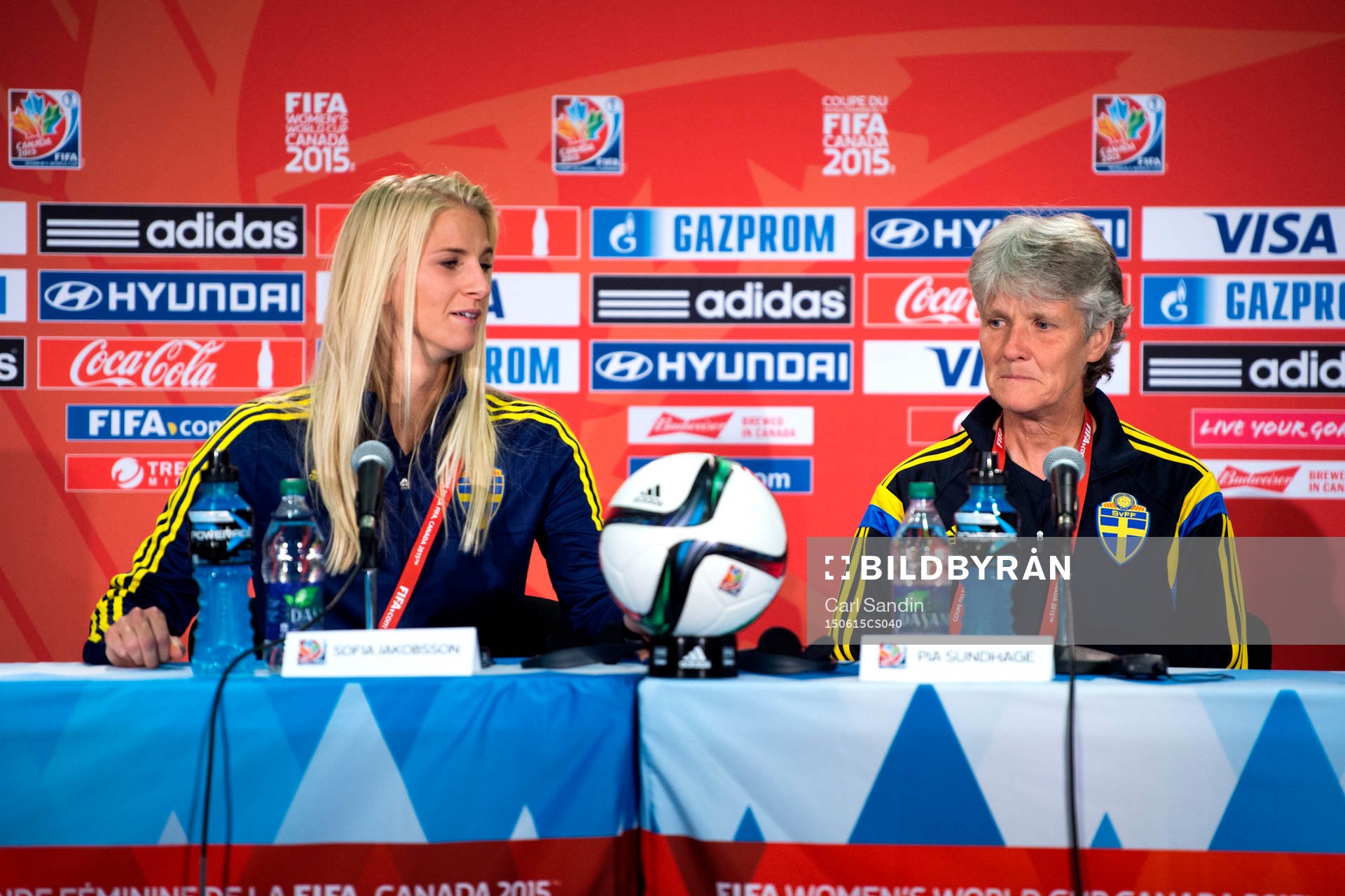 Sveriges Sofia Jakobsson och förbundskapten Pia Sundhage
