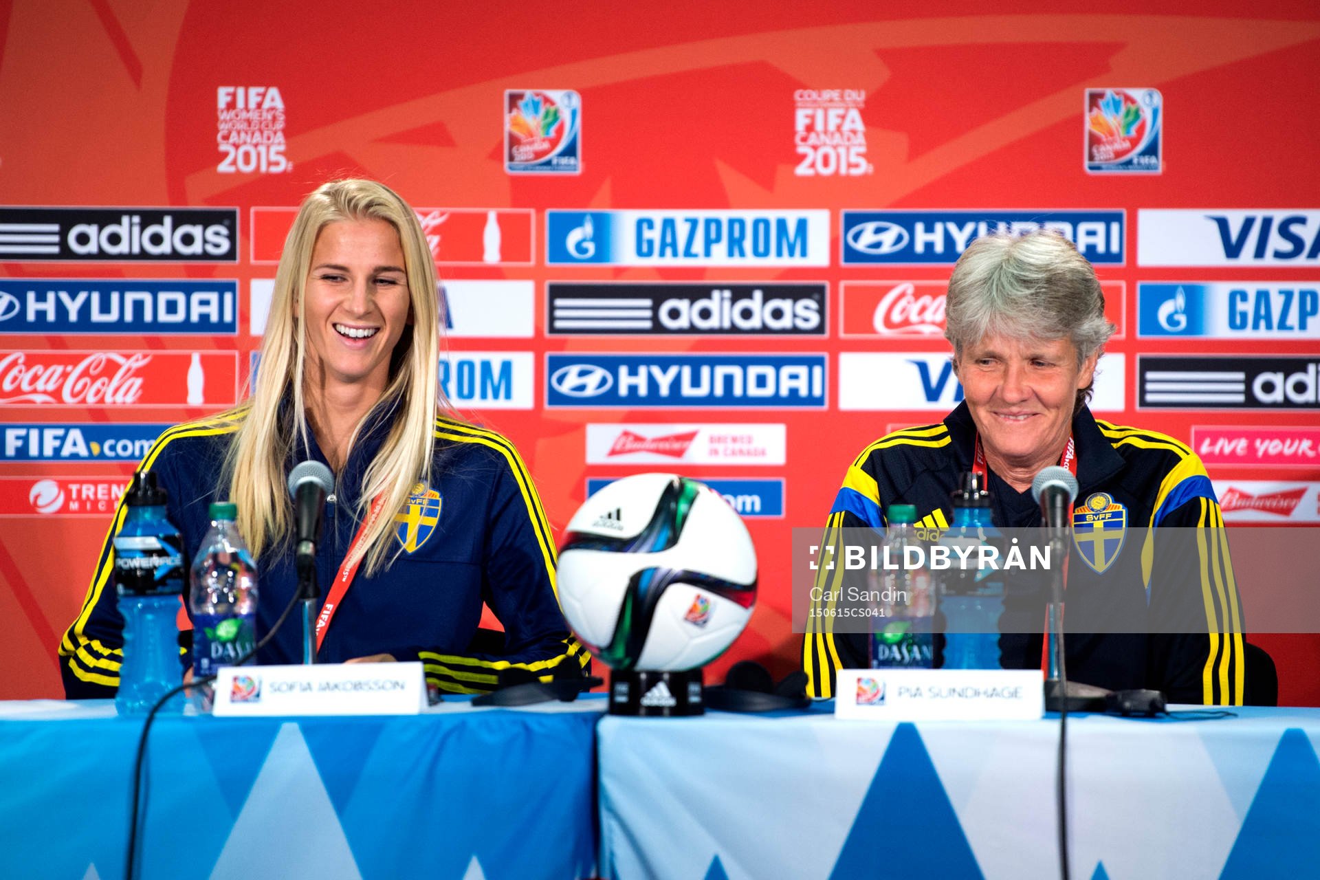 Sveriges Sofia Jakobsson och förbundskapten Pia Sundhage