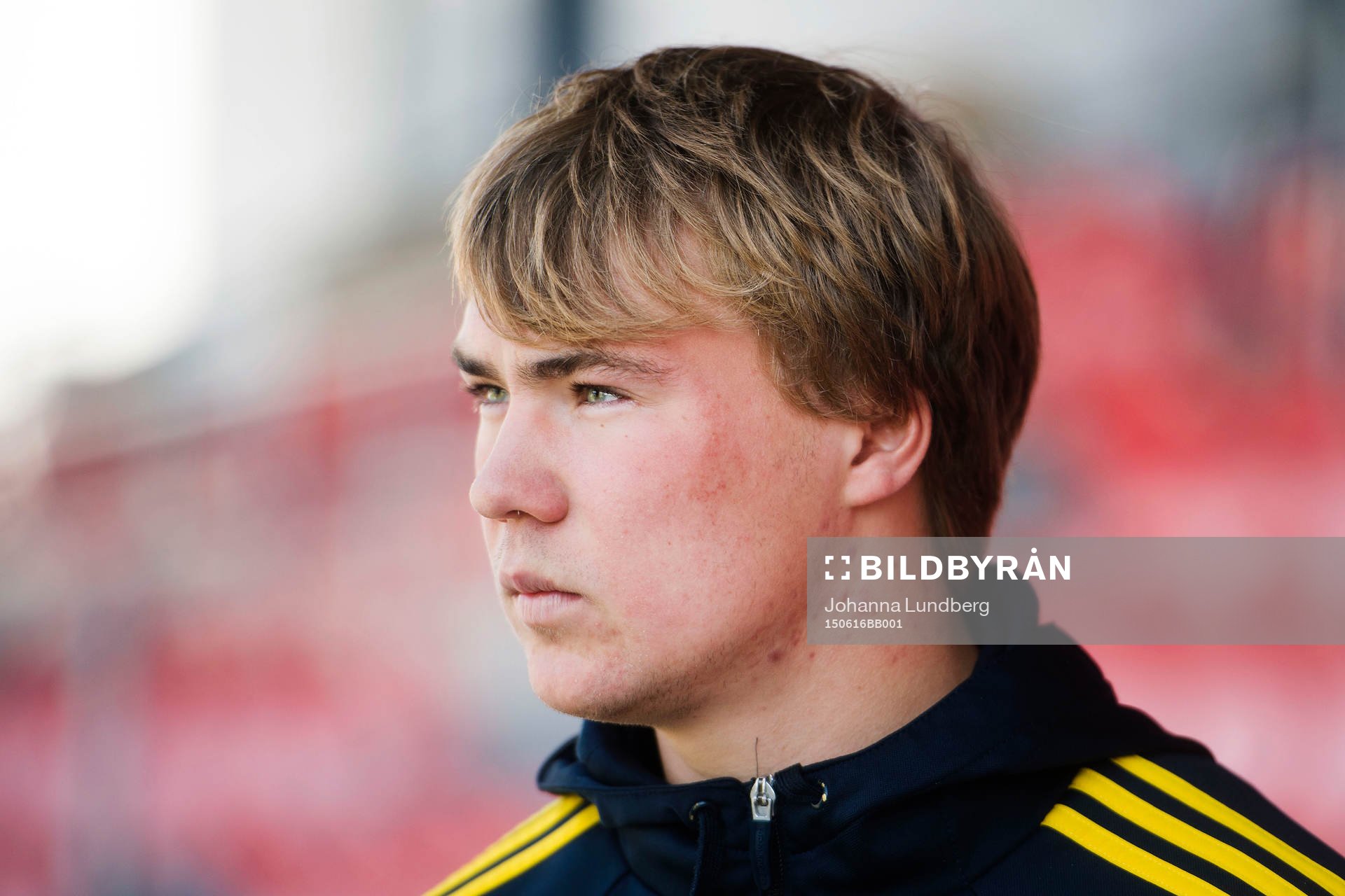 Sveriges Simon Tibbling pratar med media