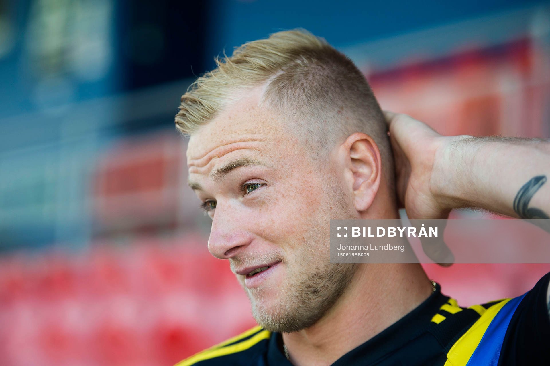 Sveriges Robin Quaison pratar med media