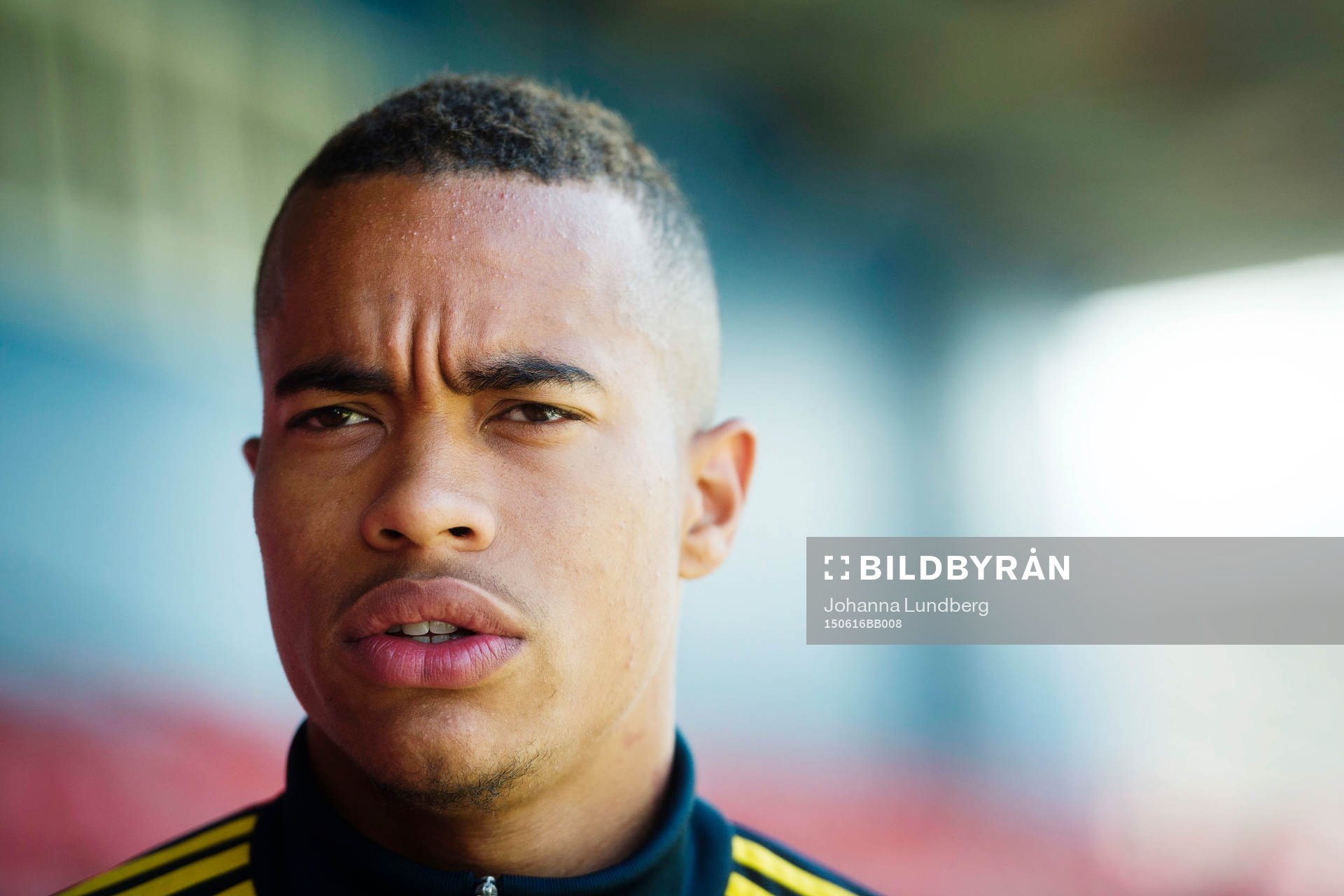 Sveriges Robin Quaison pratar med media