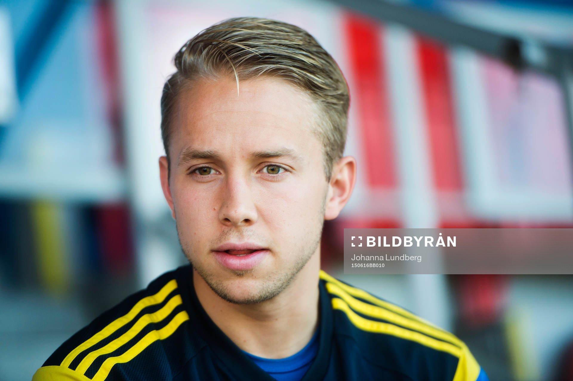 Sveriges målvakt Patrik Carlgren  pratar med media