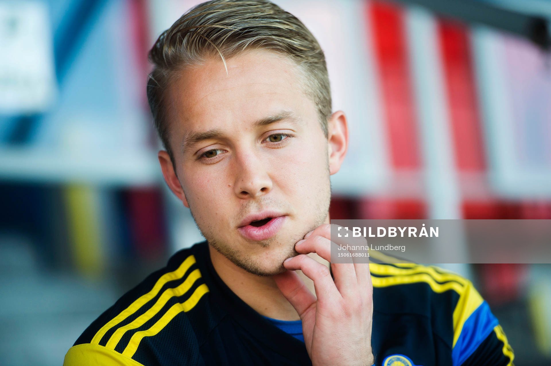 Sveriges målvakt Patrik Carlgren  pratar med media