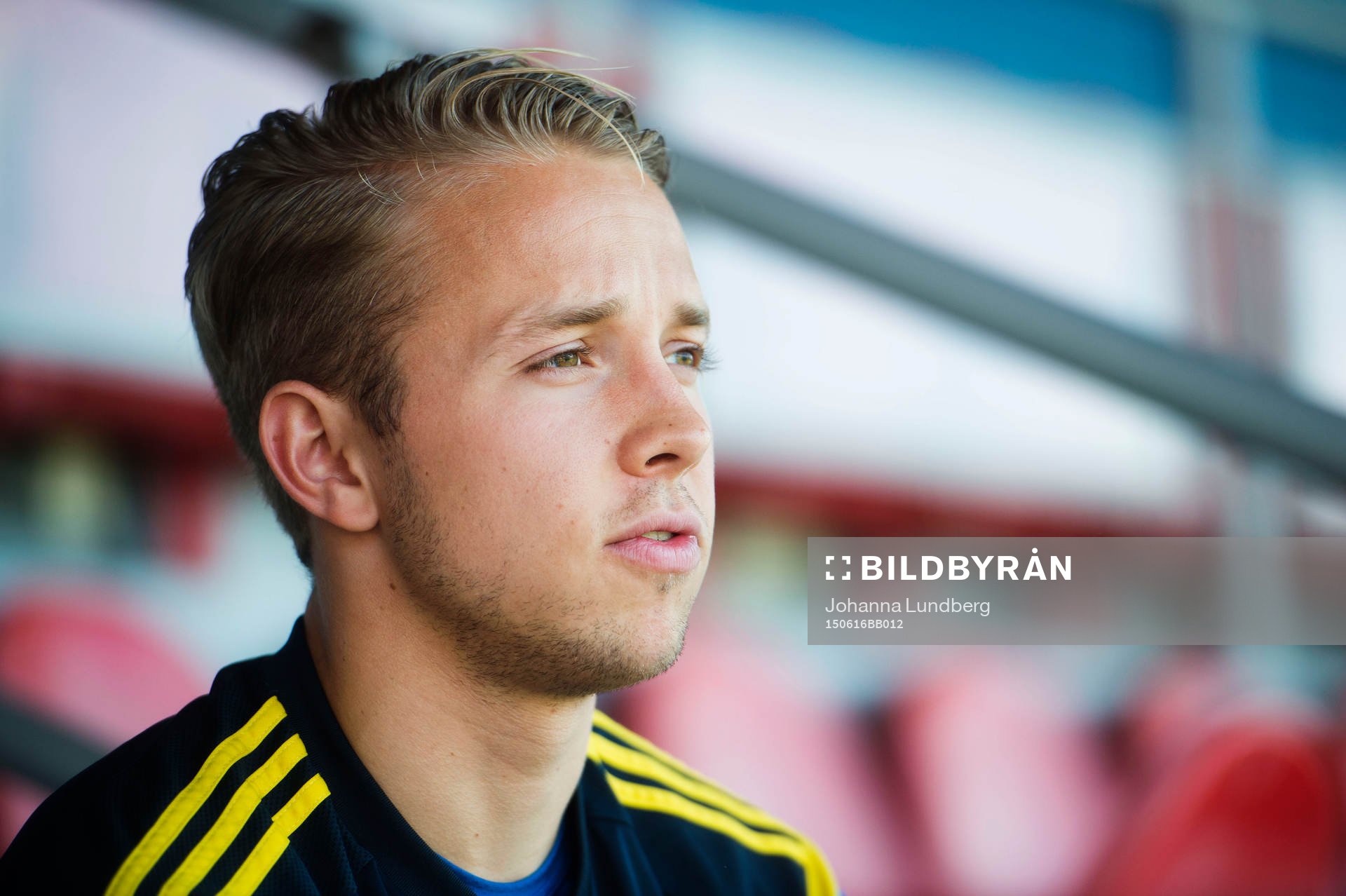 Sveriges målvakt Patrik Carlgren  pratar med media