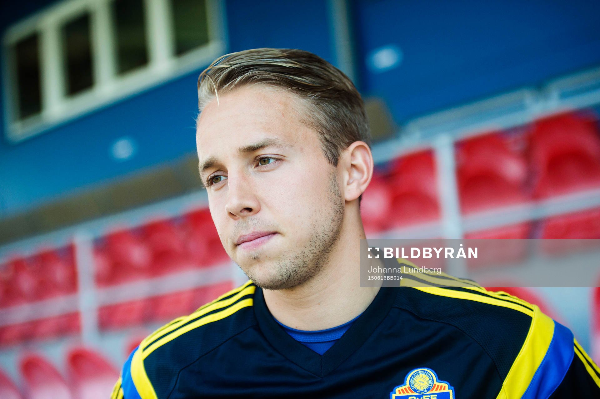 Sveriges målvakt Patrik Carlgren  pratar med media