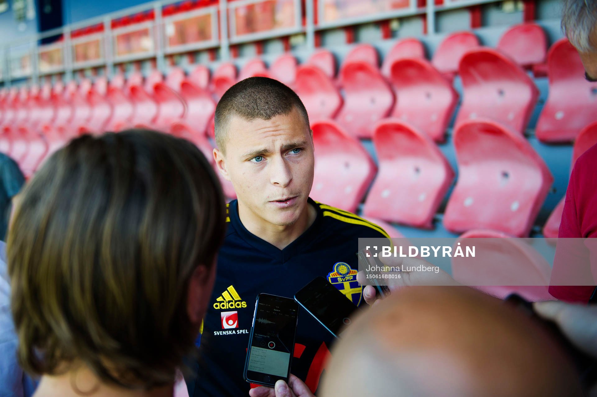 Sveriges Victor Nilsson Lindelöf pratar med media
