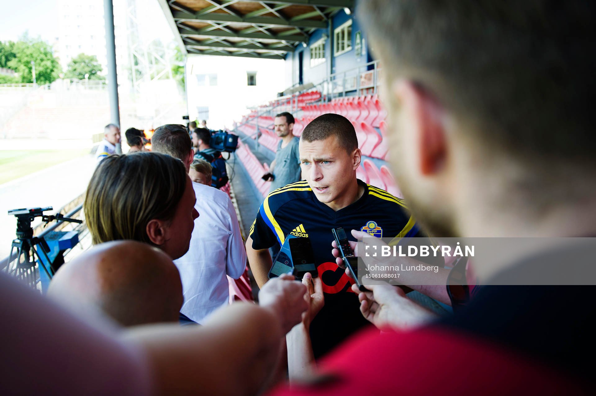 Sveriges Victor Nilsson Lindelöf pratar med media