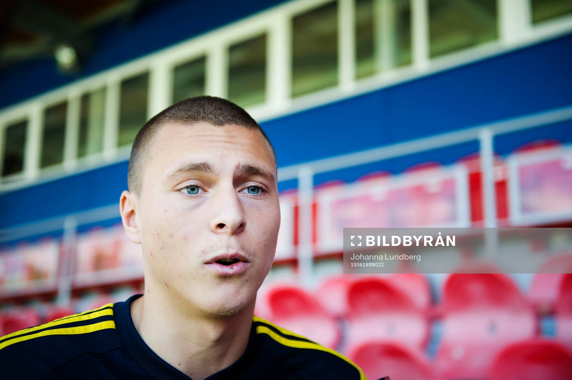 Sveriges Victor Nilsson Lindelöf pratar med media