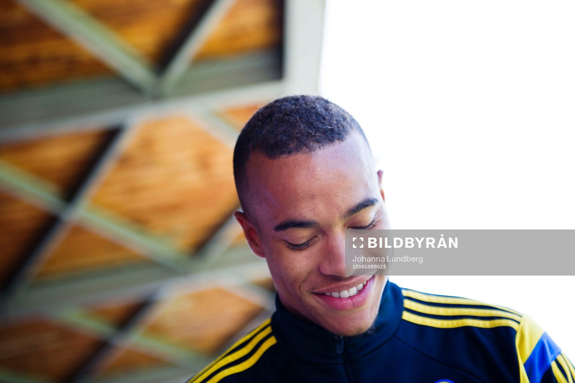 Sveriges Robin Quaison pratar med media