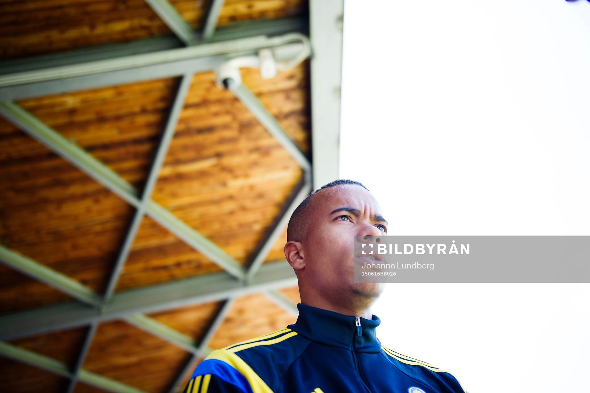 Sveriges Robin Quaison pratar med media