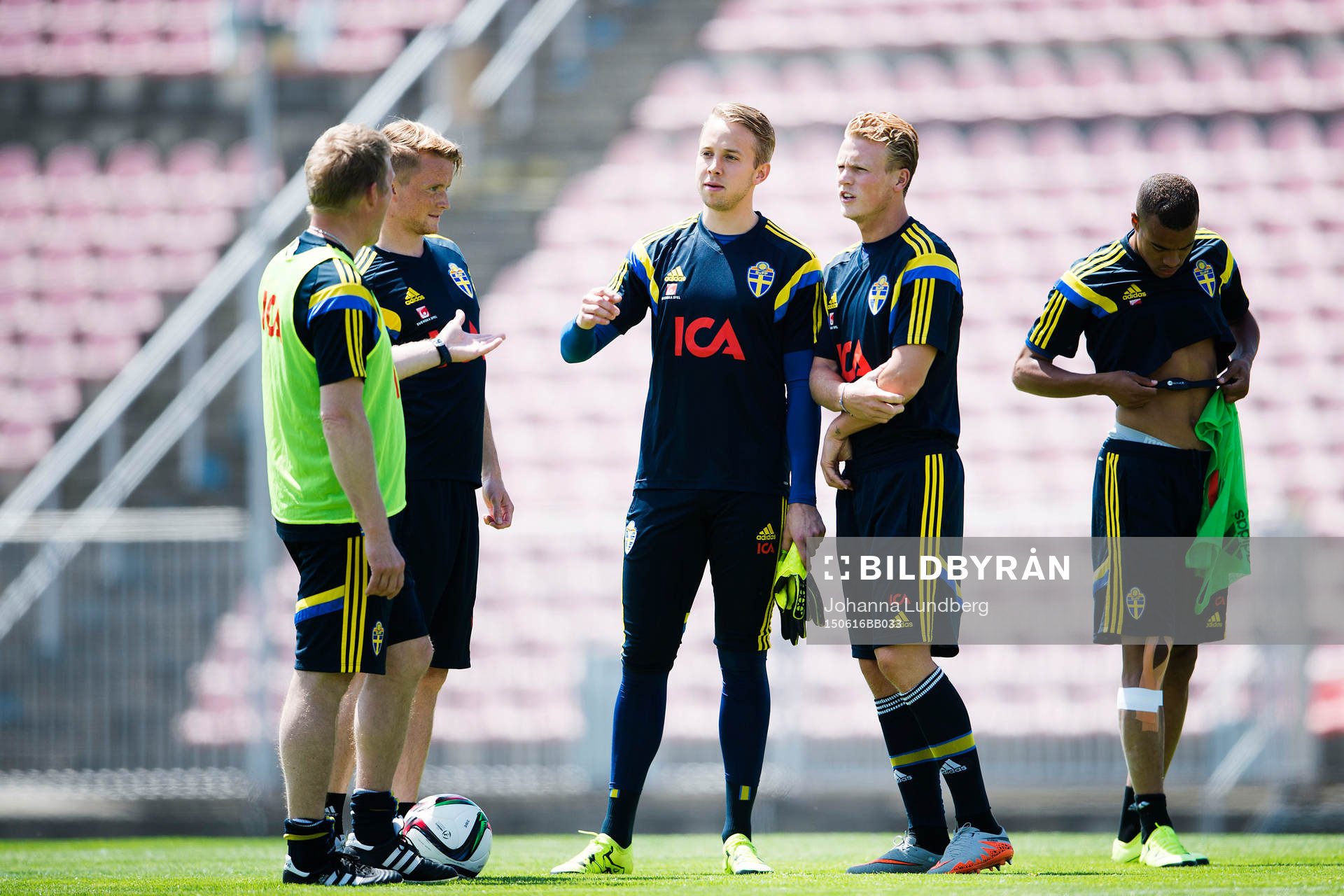 Sveriges Sam Larsson, målvakt Patrik Carlgren Oscar