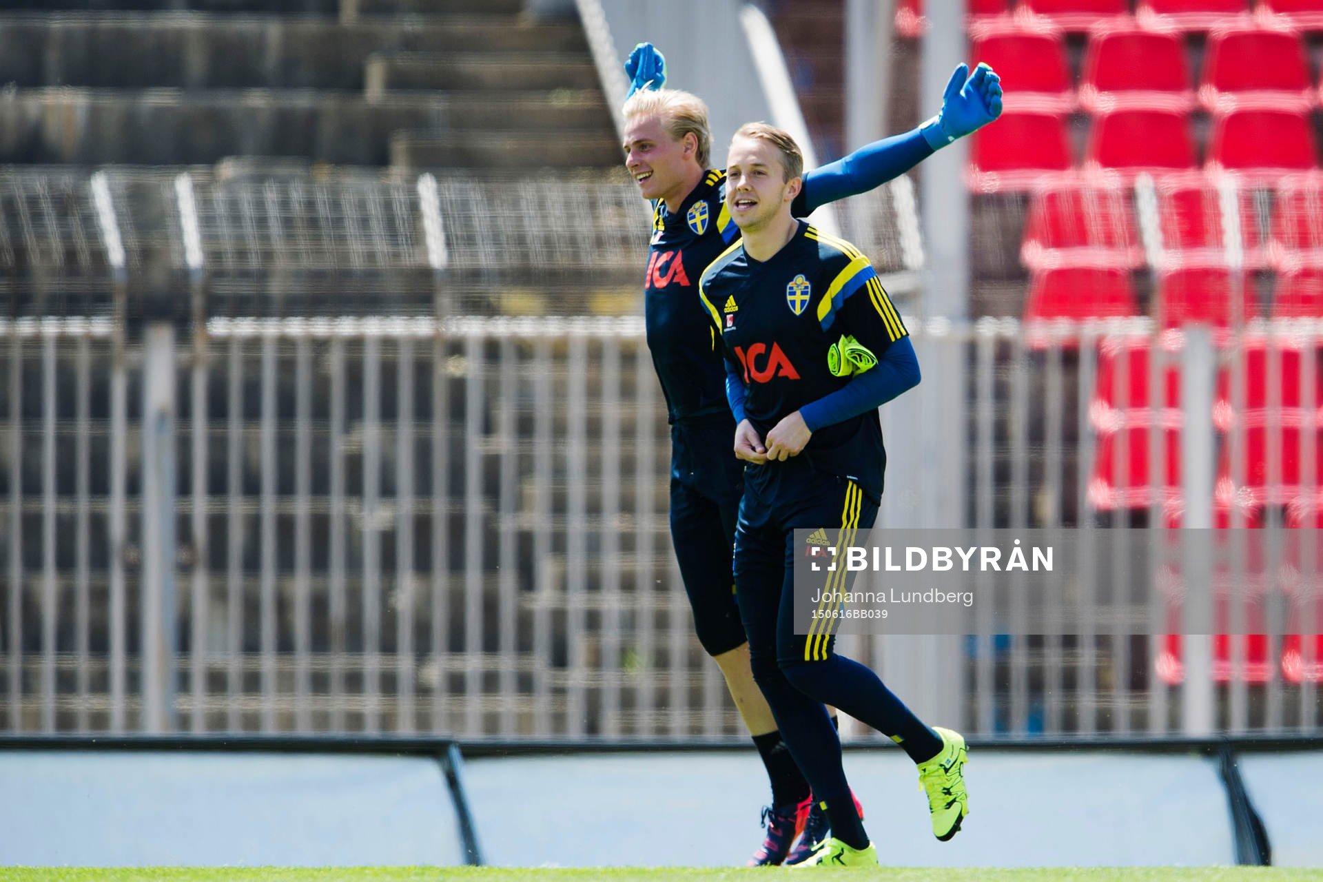 Sveriges målvakt Patrik Carlgren och Jacob Rinne under en träning med det svenska U21 landslaget den 16 juni 2015 i Brno.
