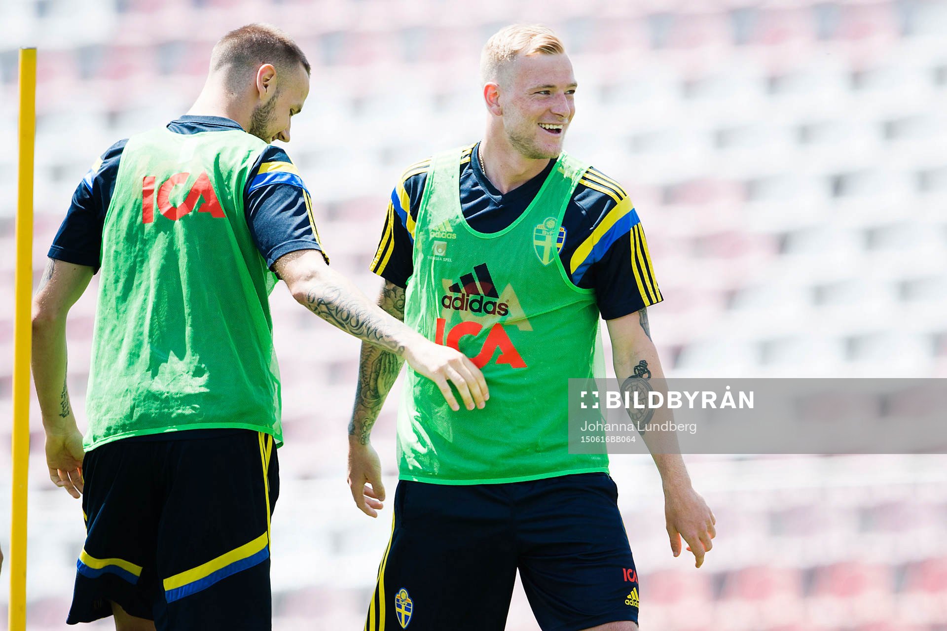 Sveriges Alexander Milosevic och John Guidetti jublar under en träning med det svenska U21 landslaget den 16 juni 2015 i Brno.