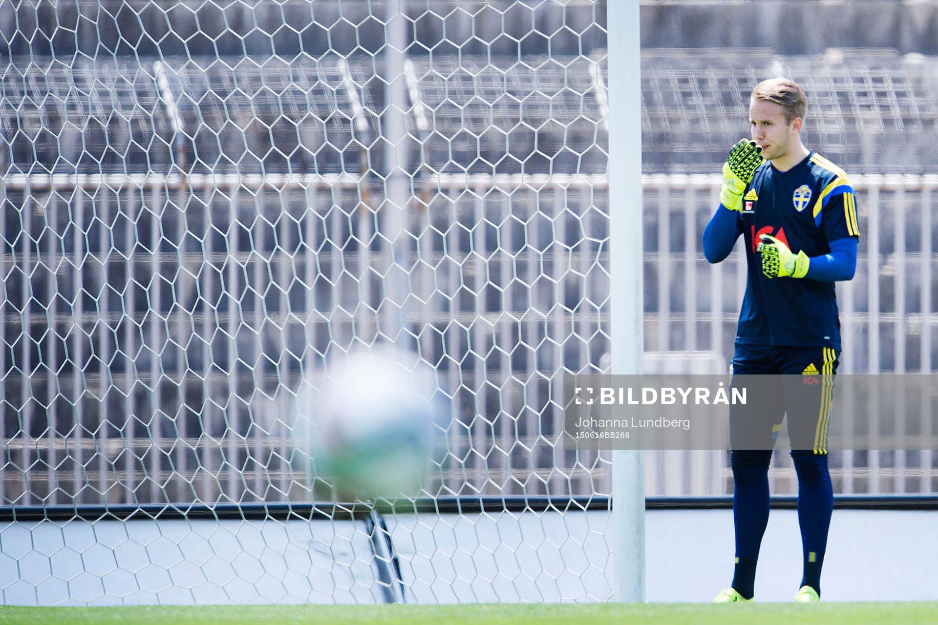 Sveriges målvaktstränare Leif Troedsson instruerar målvakt Patrik Carlgren  under en träning med det svenska U21 landslaget den 16 juni 2015 i Brno.