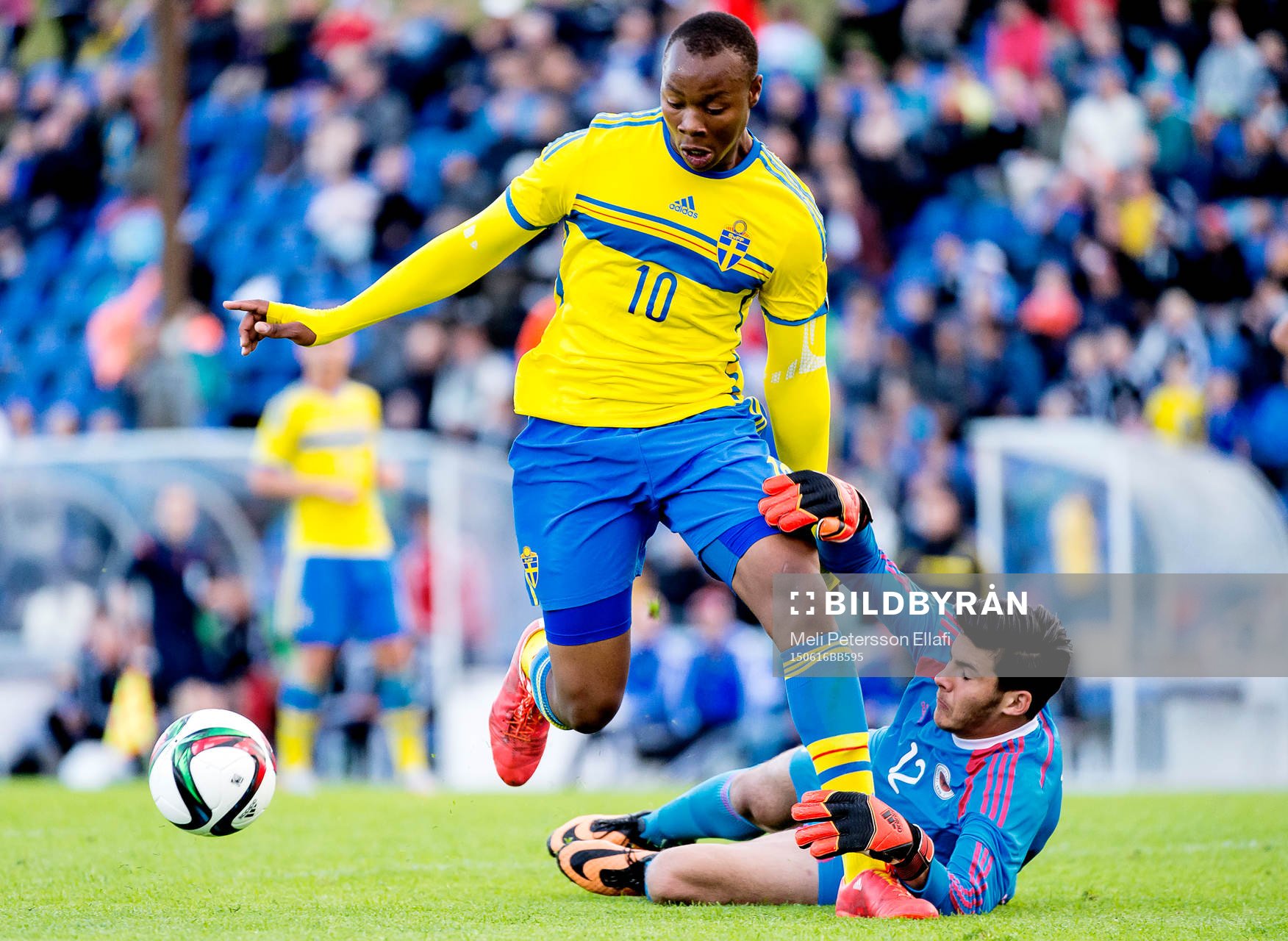 Sveriges Carlos Strandberg och Albaniens målvakt Alen
