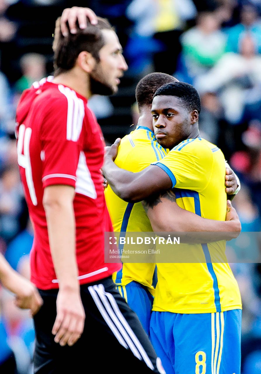 Sveriges Carlos Strandberg och Isak Ssewankambo jublar
