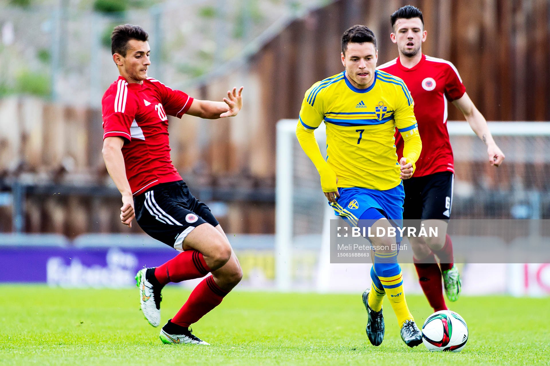 Sveriges Kerim Mrabti, Albaniens Ron Broja och Klodian Gino