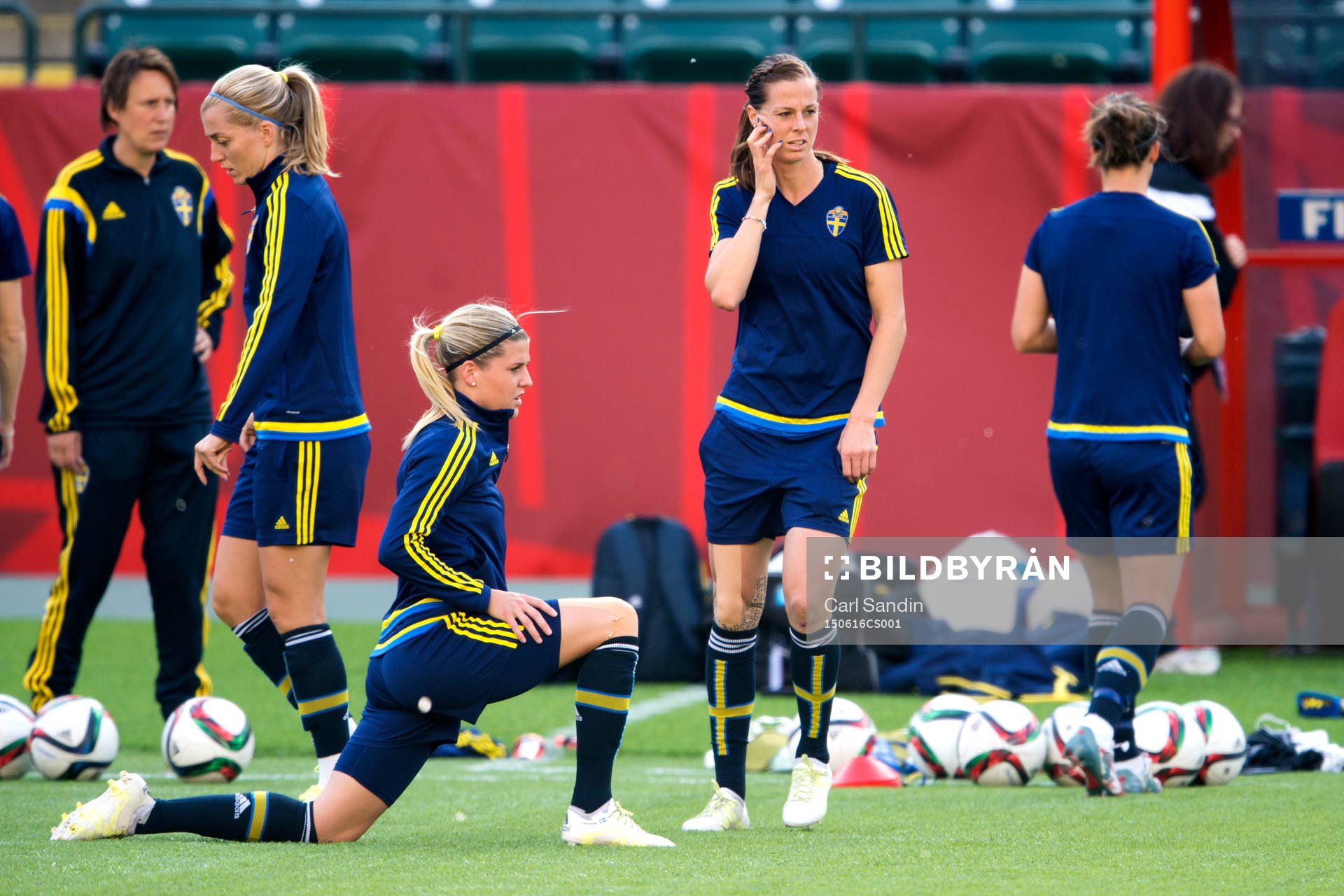 150615 Sveriges Linda Sembrant, Olivia Schough och Lotta