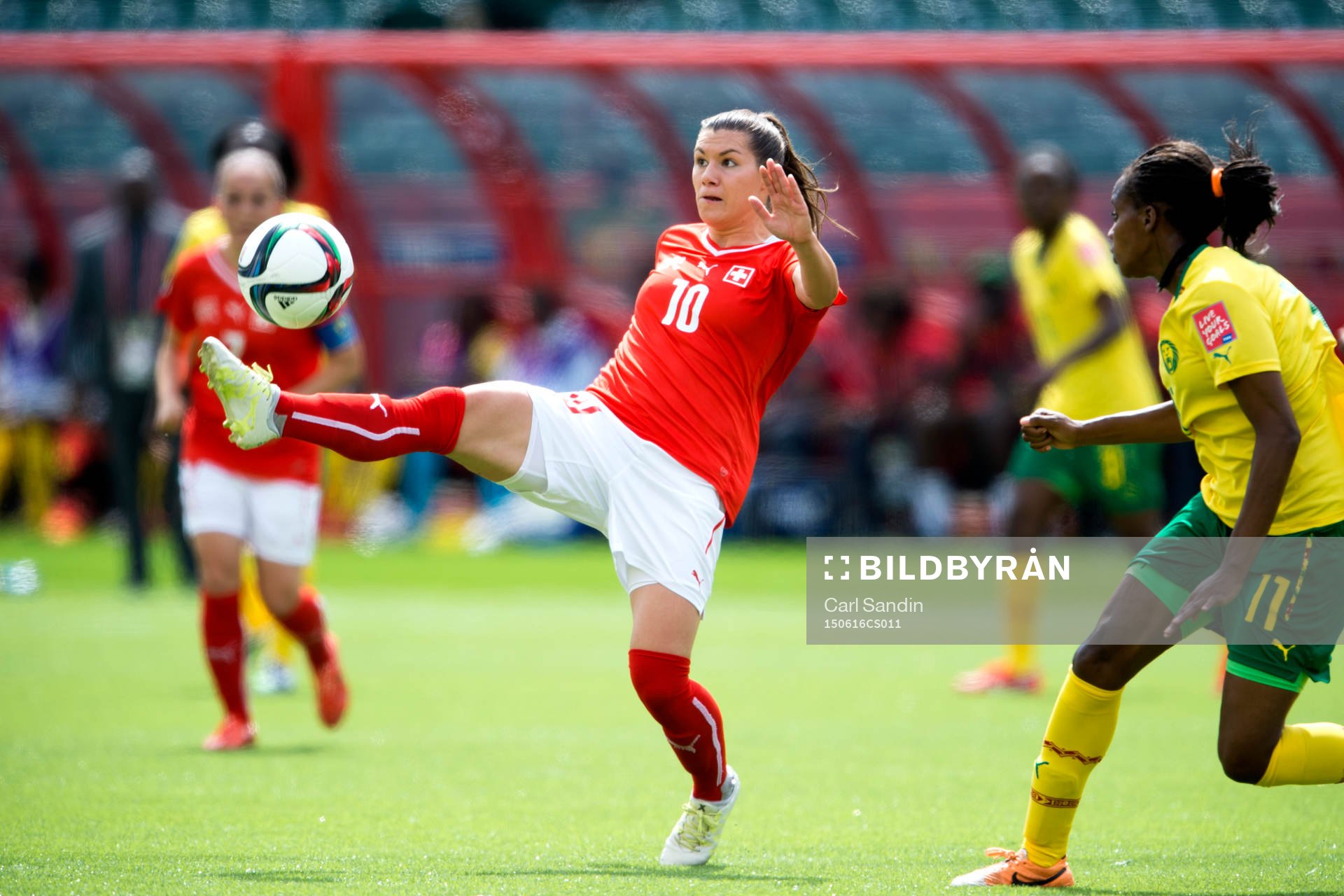 Schweiz Ramona Bachmann under fotbollsmatchen i VM mellan Schweiz och Kamerun den 16 juni 2015 i Edmonton.