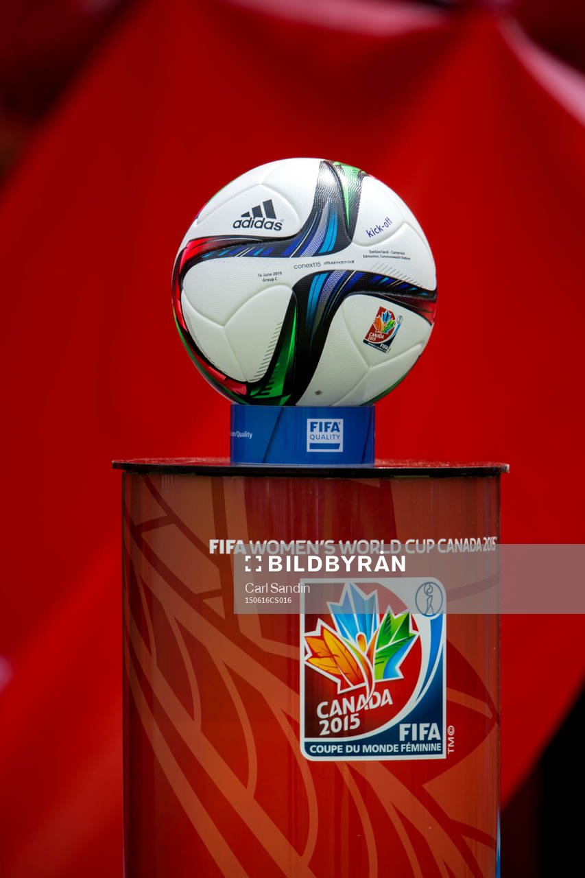 VM-bollen innan fotbollsmatchen i VM mellan Schweiz och