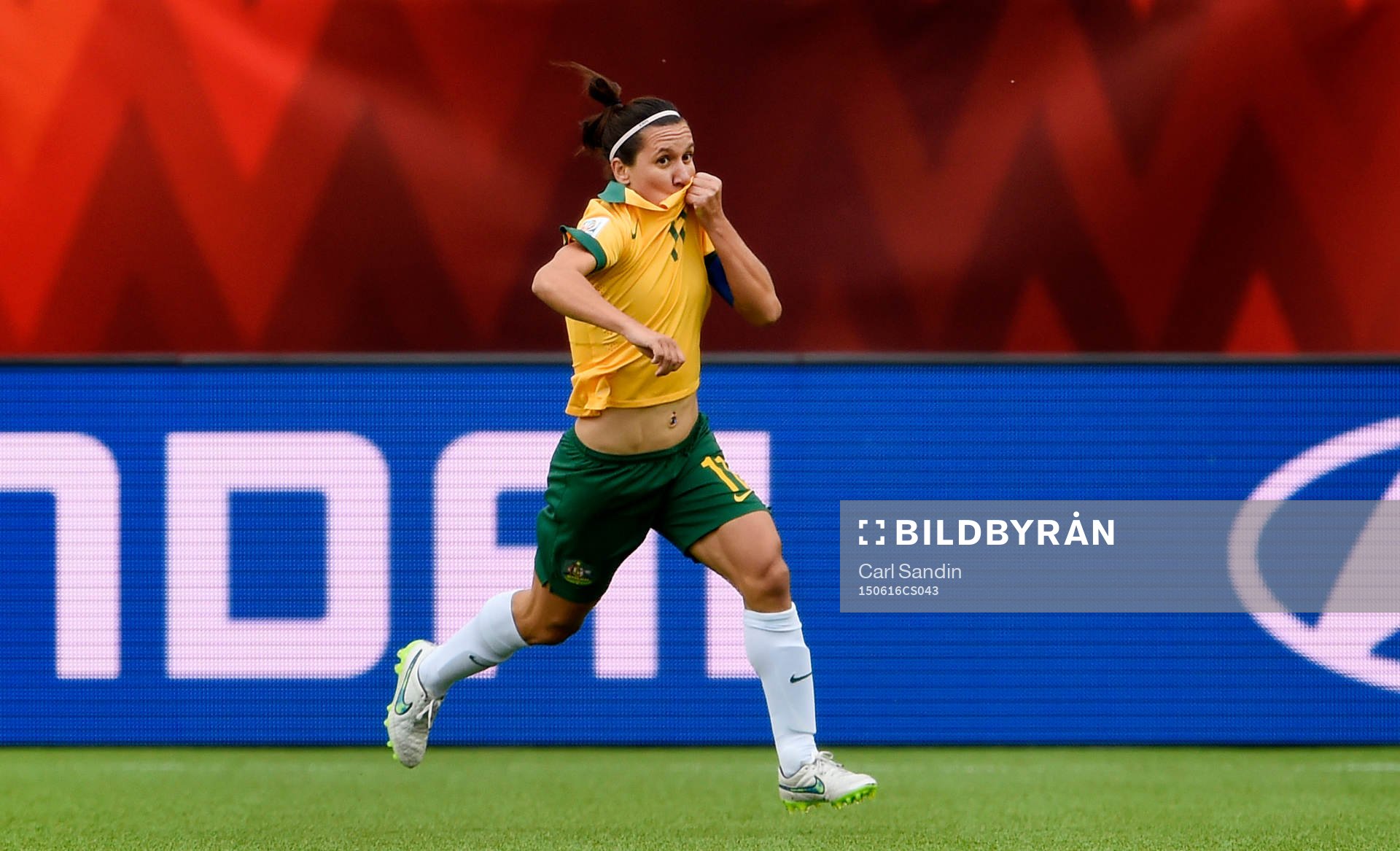 Australiens Lisa De Vanna jublar efter att ha gjort 1-0 under fotbollsmatchen i VM mellan Australien och Sverige den 16 juni 2015 i Edmonton.