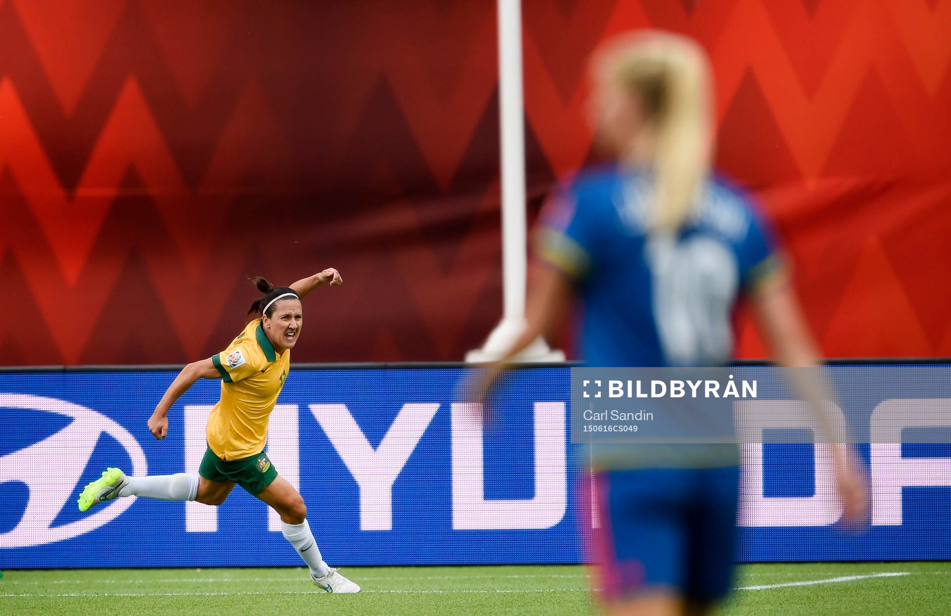 Australiens Lisa De Vanna jublar efter att ha gjort 1-0 under fotbollsmatchen i VM mellan Australien och Sverige den 16 juni 2015 i Edmonton.