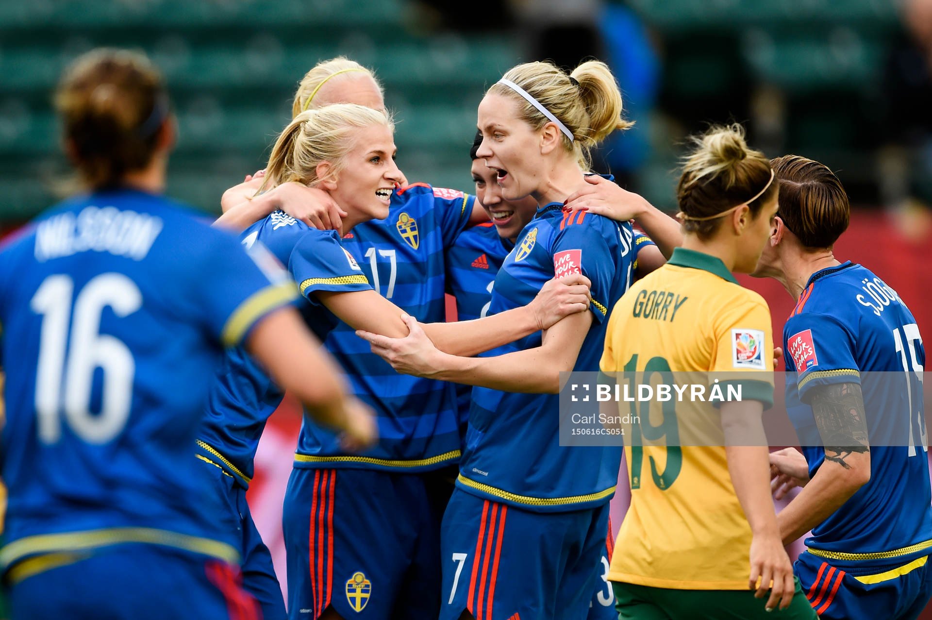 Sveriges Sofia Jakobsson har gjort 1-1 och jublar med Lisa