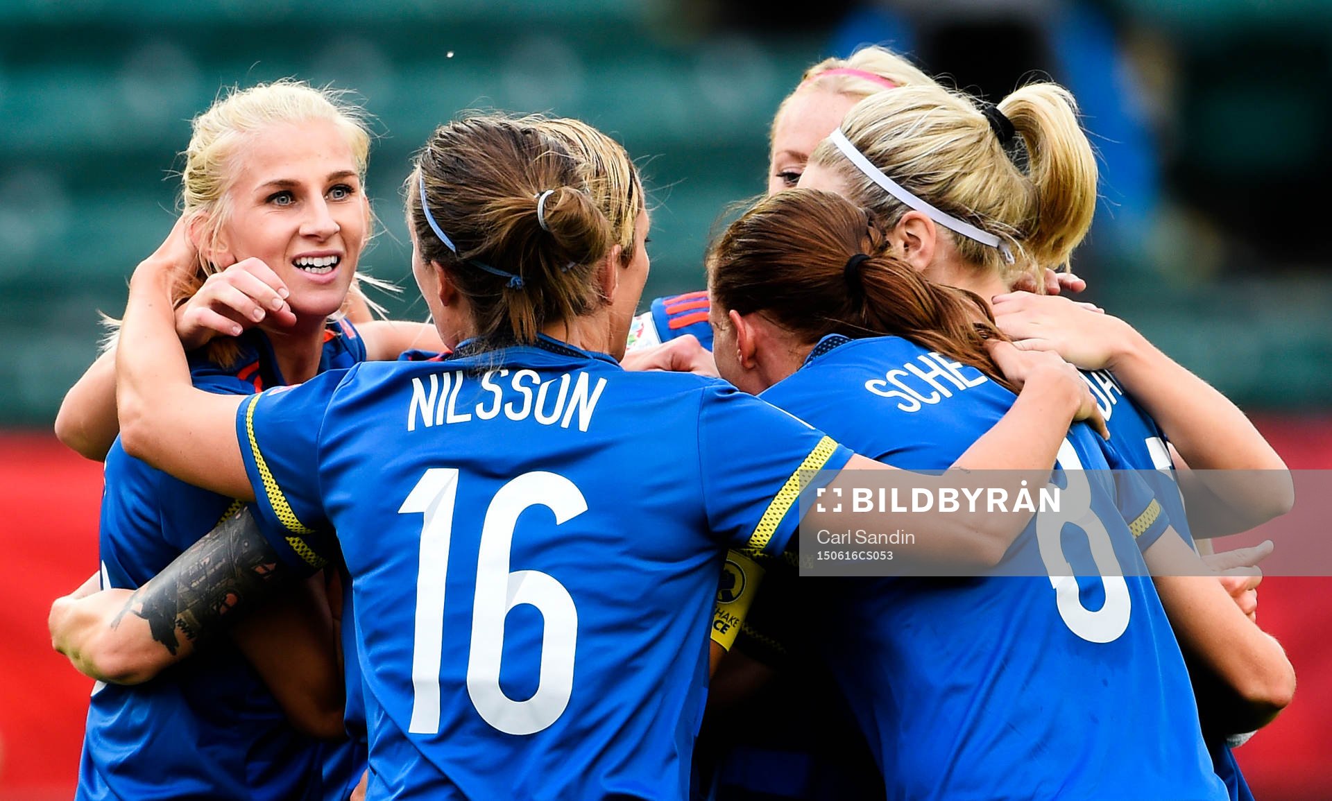 Sveriges Sofia Jakobsson har gjort 1-1 och jublar med