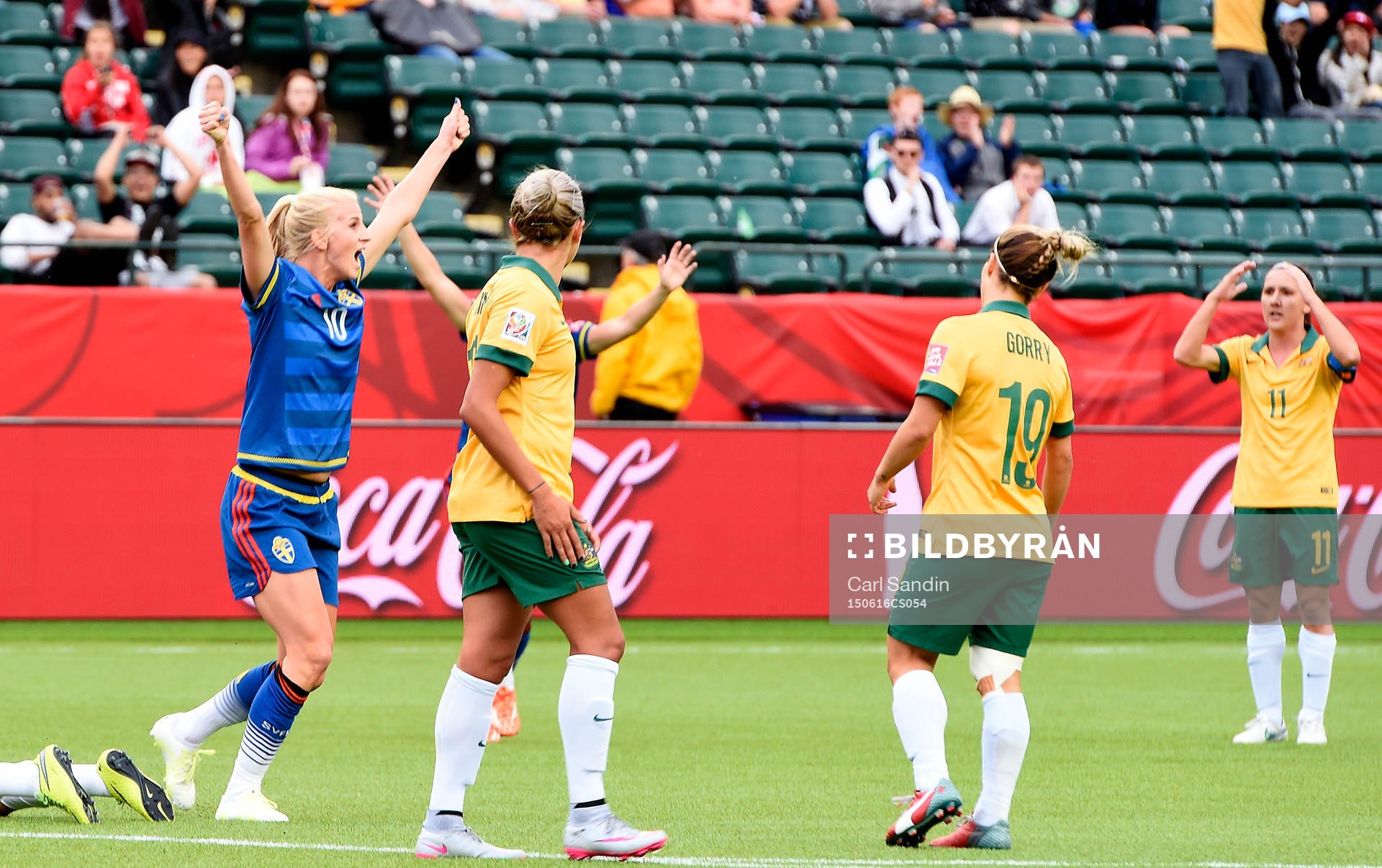 Sveriges Sofia Jakobsson har gjort 1-1 och jublar