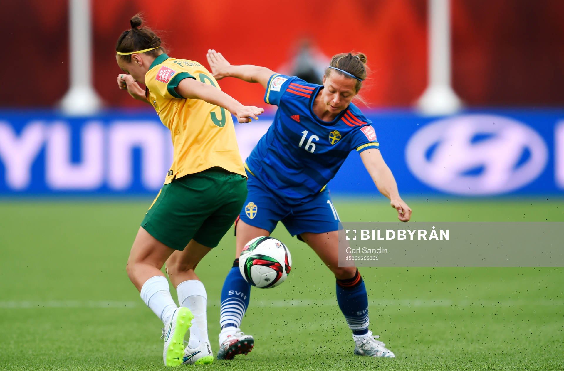 Australiens Caitlin Foord och Sveriges Lina Nilsson