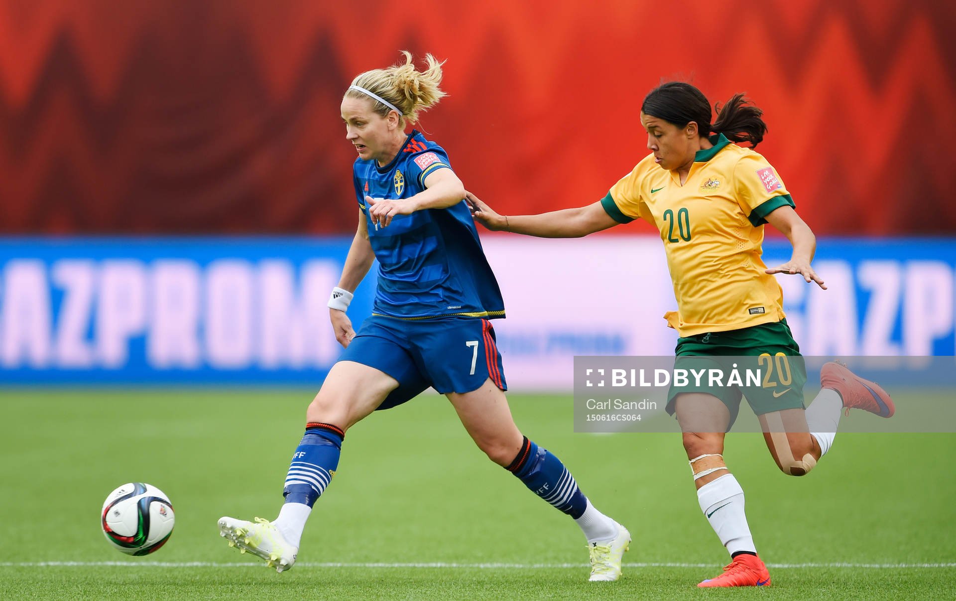 Sveriges Lisa Dahlkvist och Australiens Samantha Kerr under fotbollsmatchen i VM mellan Australien och Sverige den 16 juni 2015 i Edmonton.