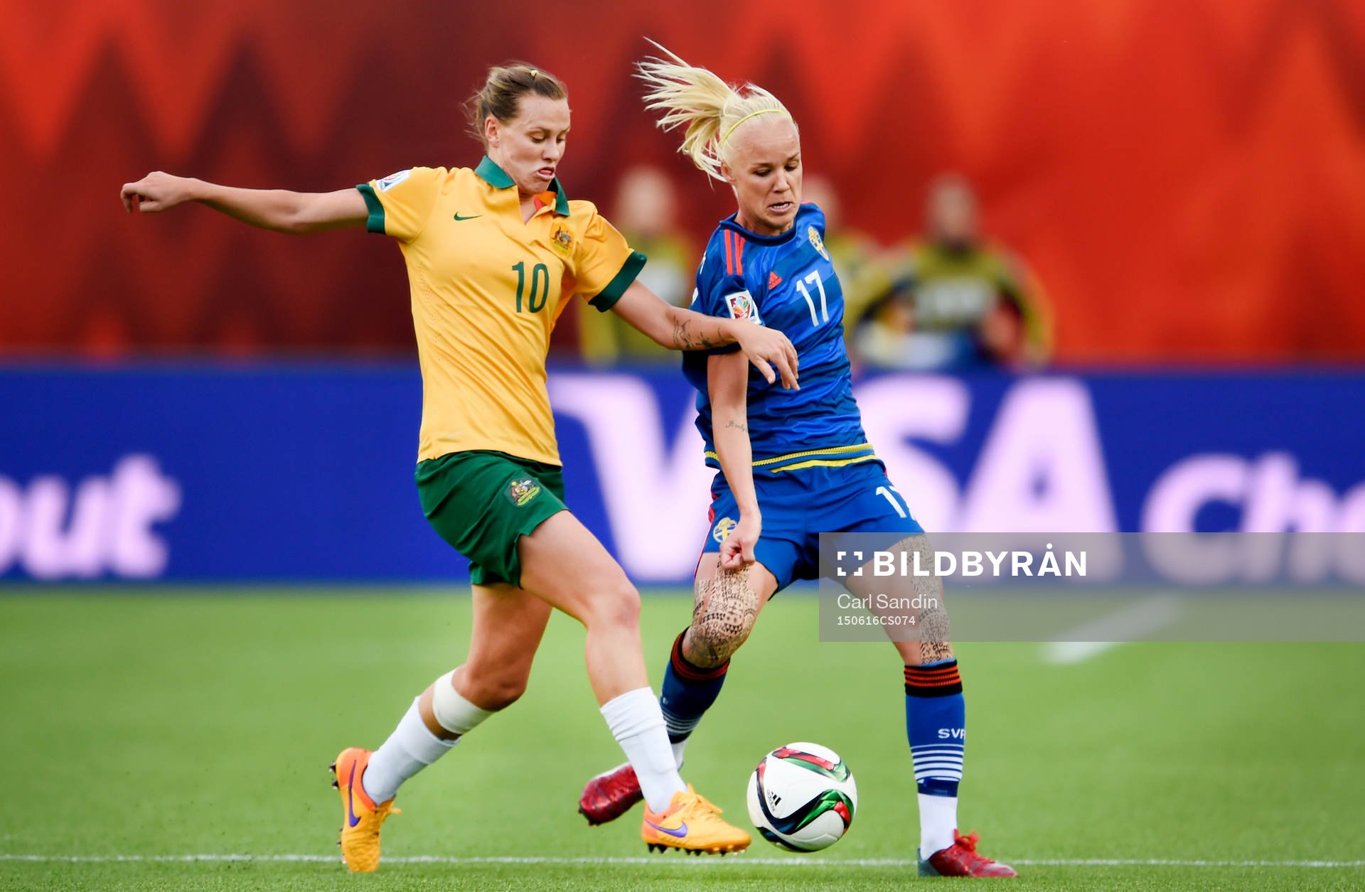 Australiens Emily van Egmond och Sveriges Caroline Seger under fotbollsmatchen i VM mellan Australien och Sverige den 16 juni 2015 i Edmonton.