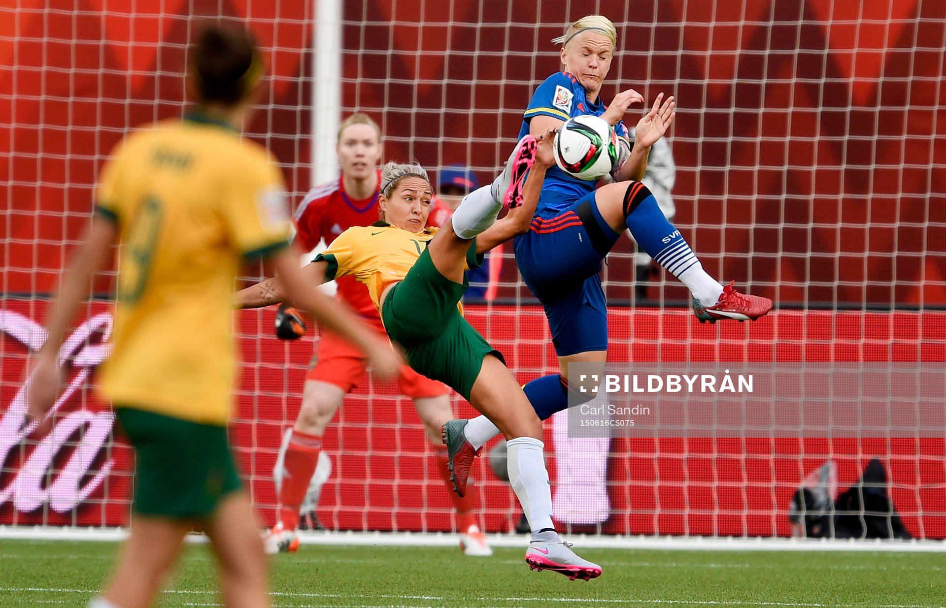 Australiens Kyah Simon och Sveriges Nilla Fischer