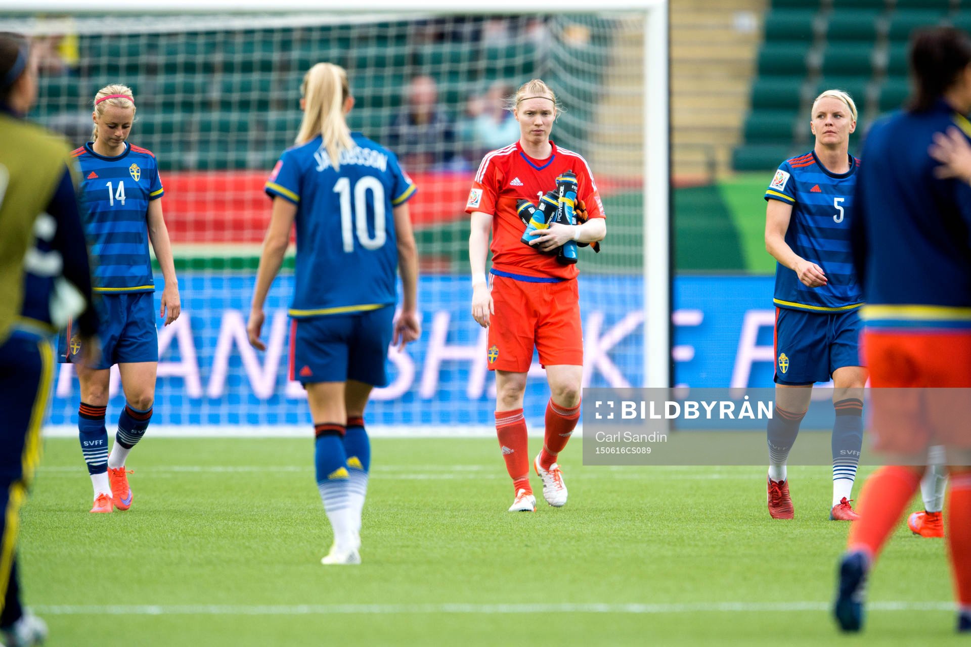Sveriges Amanda Ilestedt, målvakt Hedvig Lindahl och Nilla