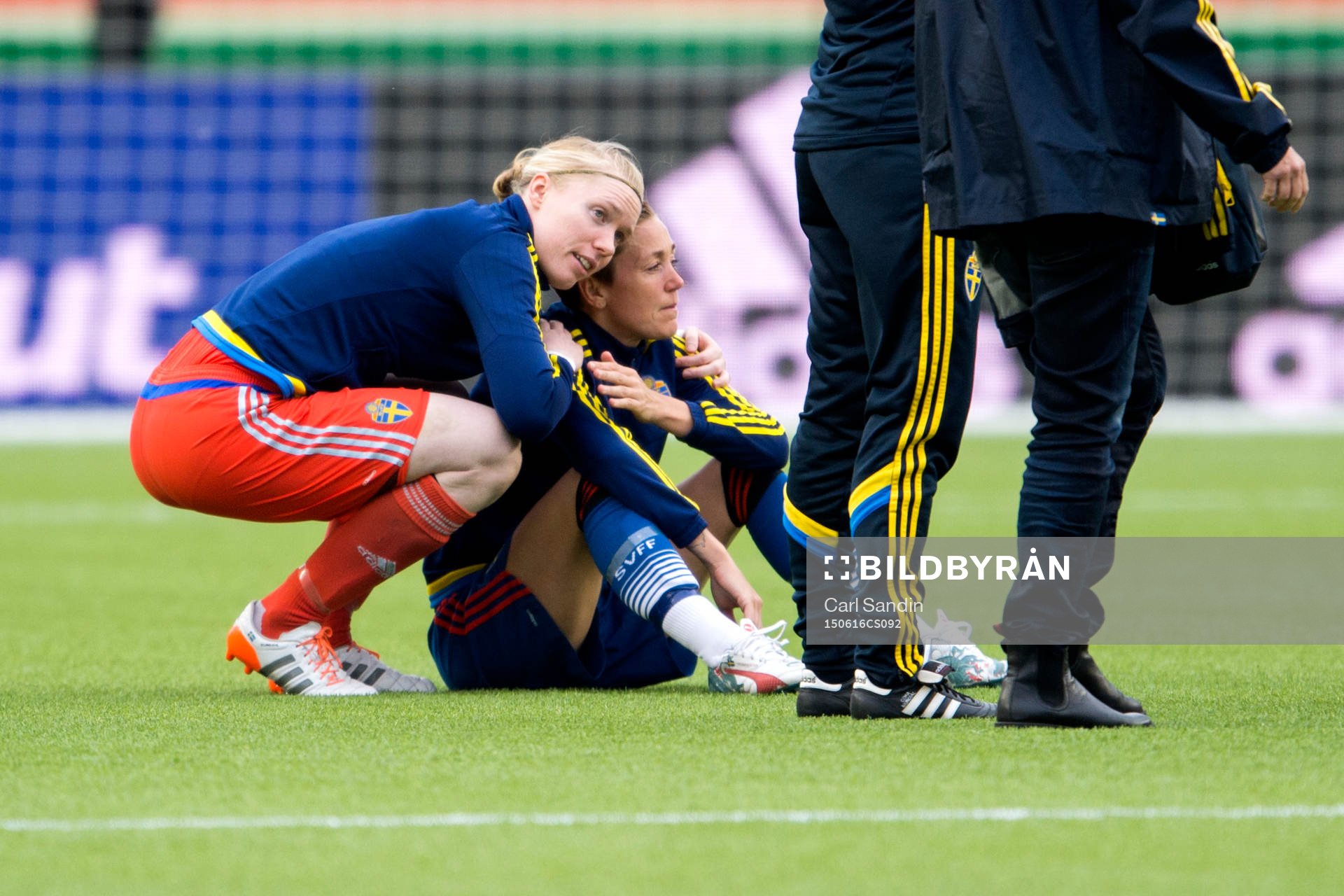 Sveriges målvakt Hedvig Lindahl kramar om Therese Sjögran
