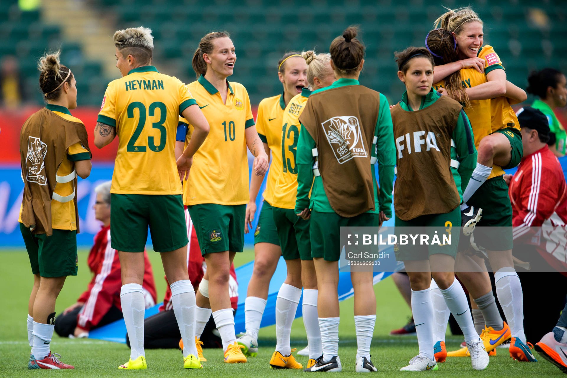 Australiens Emily van Egmond jublar med laget