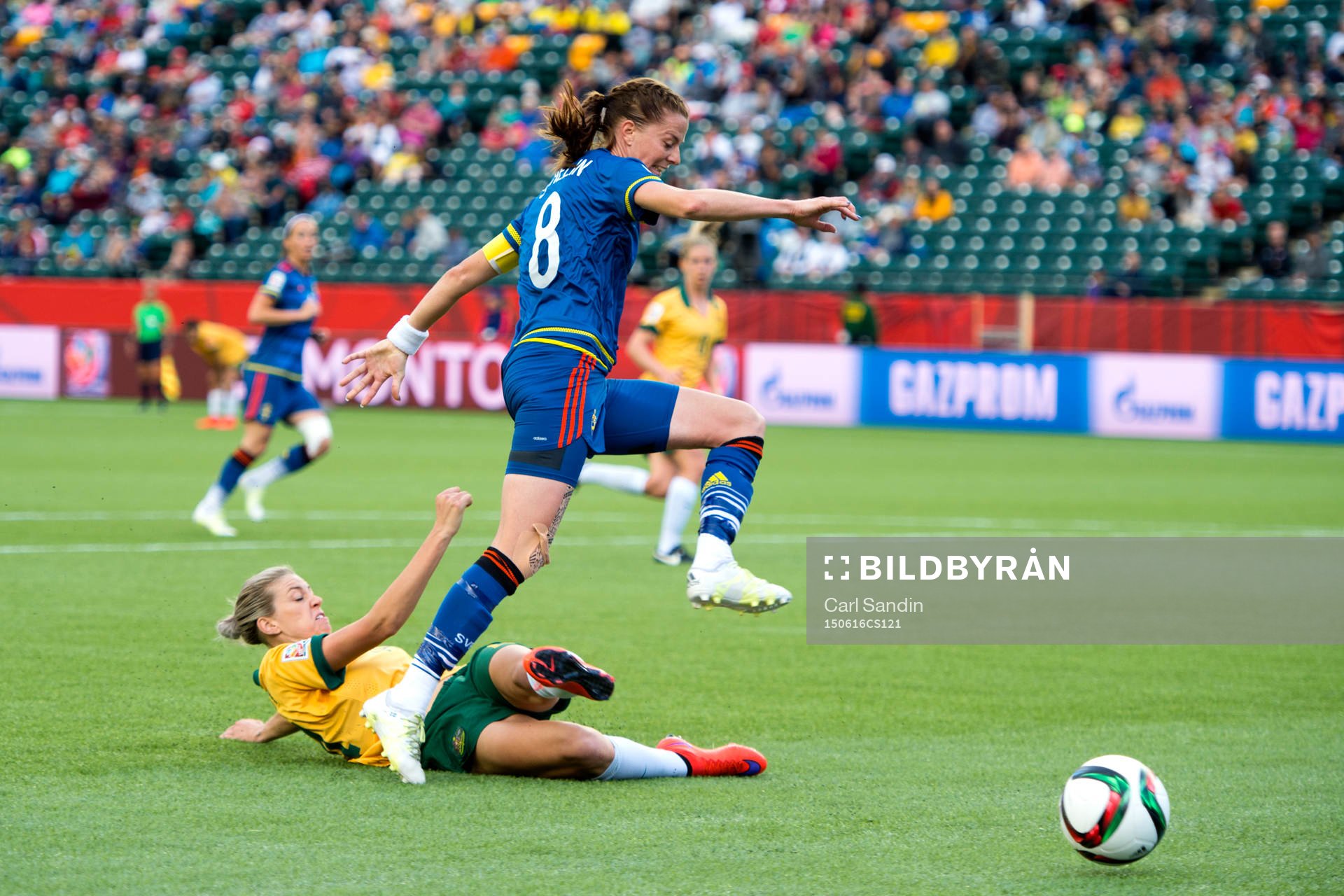 Sveriges Lotta Schelin i närkamp med Australiens Alanna Kennedy under fotbollsmatchen i VM mellan Australien och Sverige den 16 juni 2015 i Edmonton.