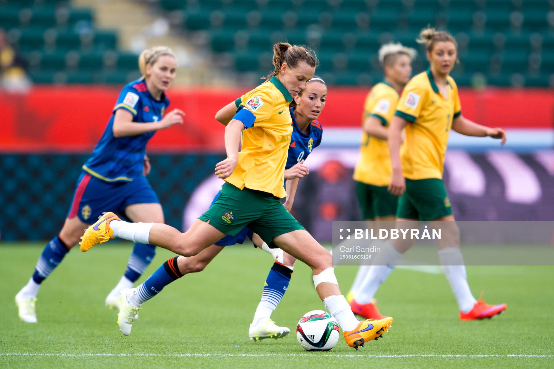 Australiens Emily van Egmond och Sveriges Kosovare Asllani