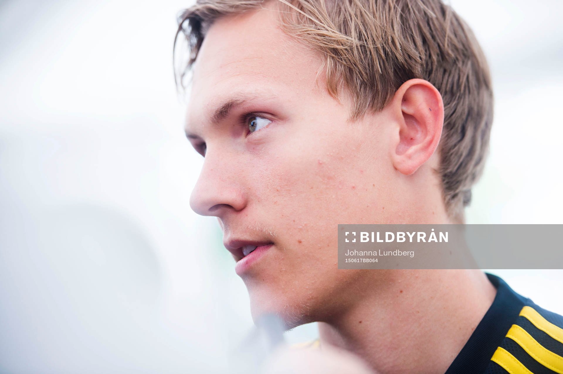 Sveriges Ludwig Augustinsson pratar med media