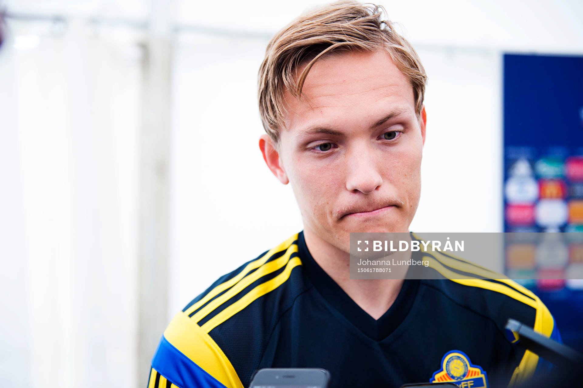 Sveriges Ludwig Augustinsson pratar med media