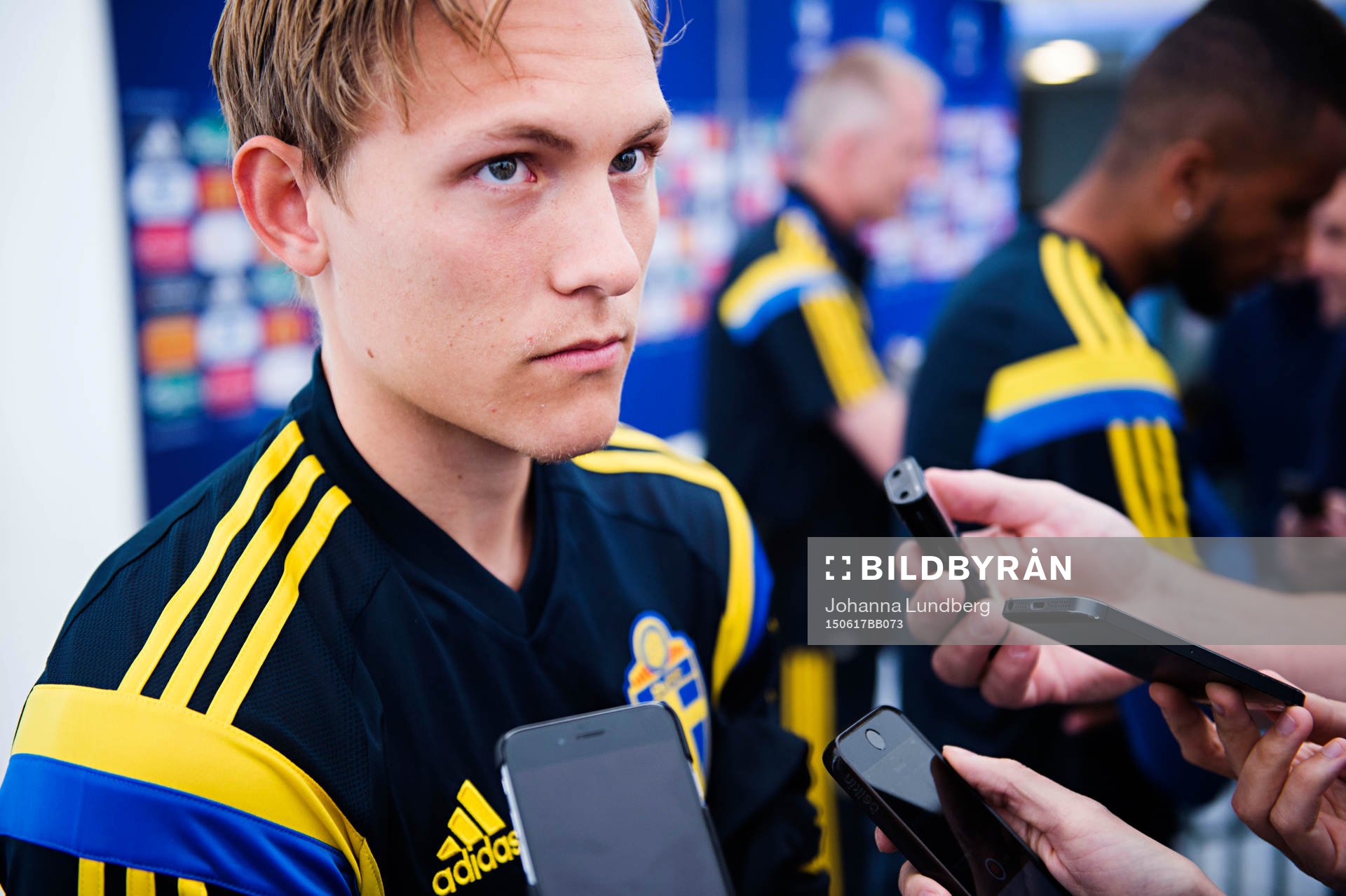 Sveriges Ludwig Augustinsson pratar med media