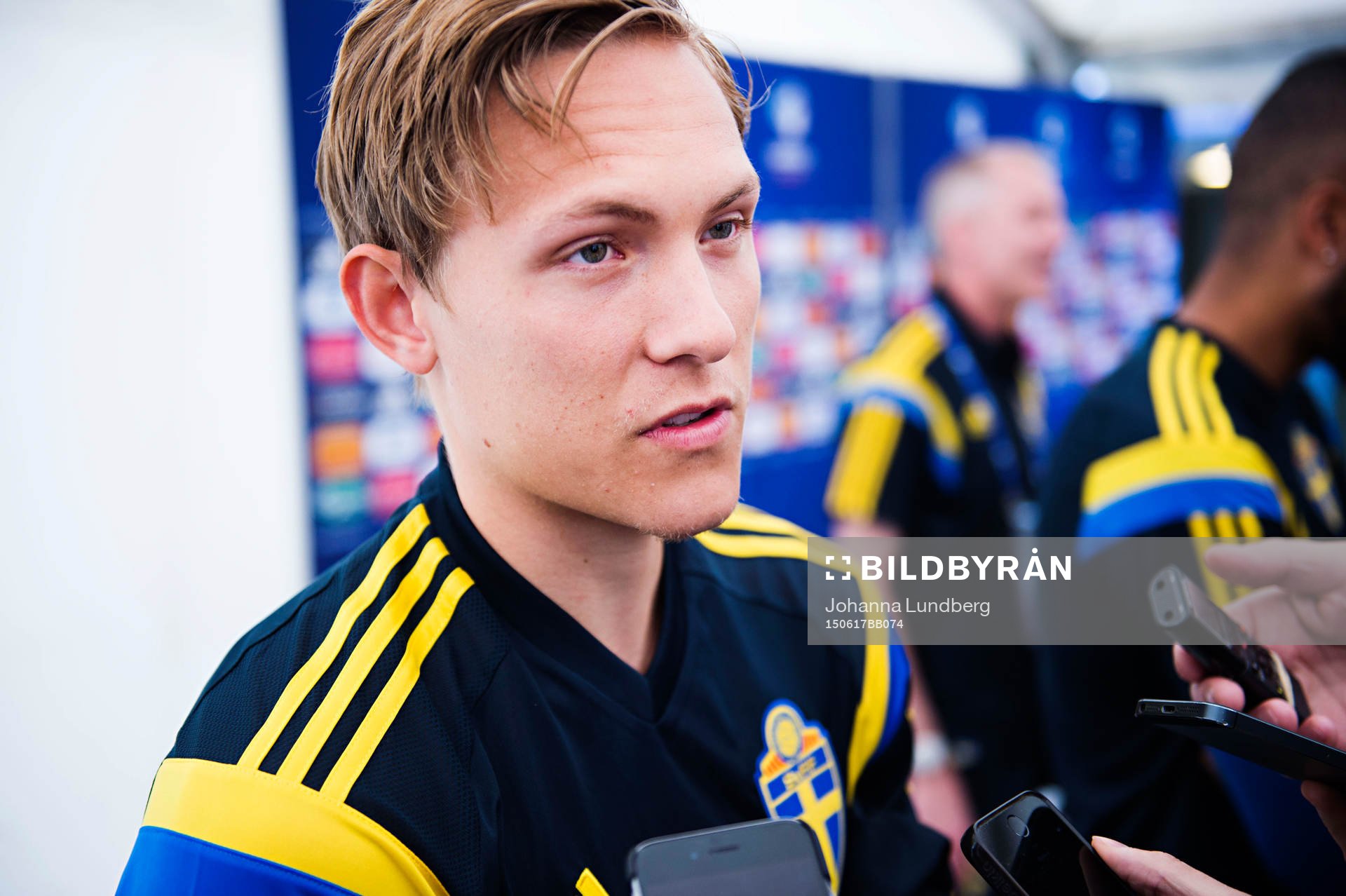 Sveriges Ludwig Augustinsson pratar med media