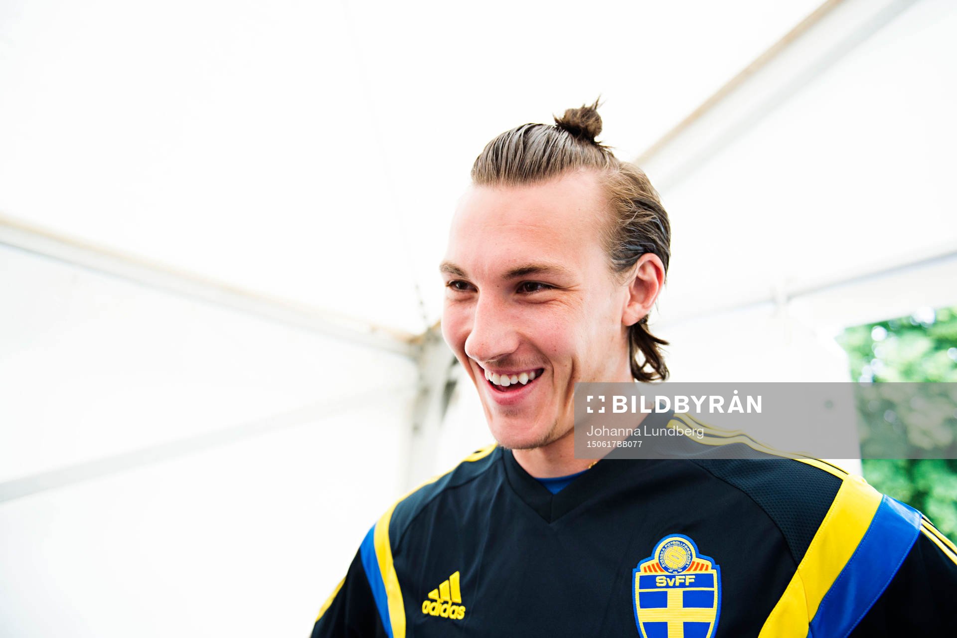 Sveriges målvakt Andreas Linde pratar med media