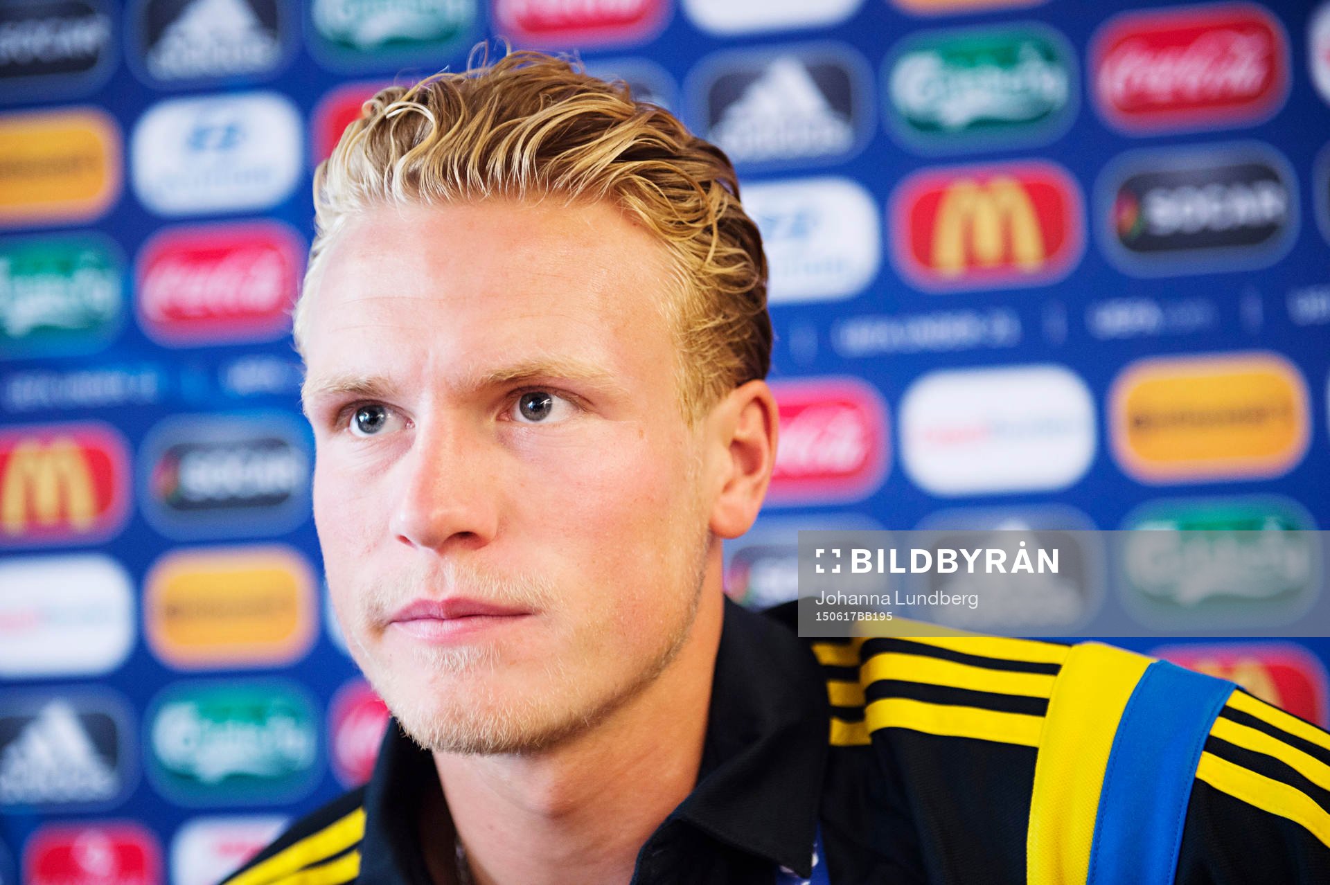 Sveriges Oscar Hiljemark deltar i en presskonferens