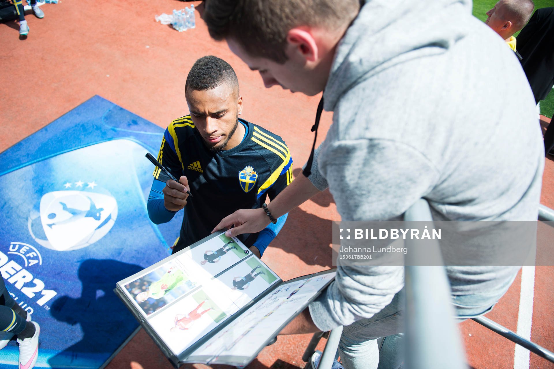 Sveriges Isaac Kiese Thelin skriver autografer