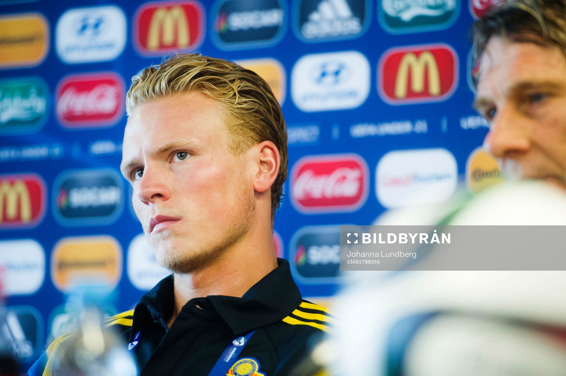 Sveriges Oscar Hiljemark deltar i en presskonferens