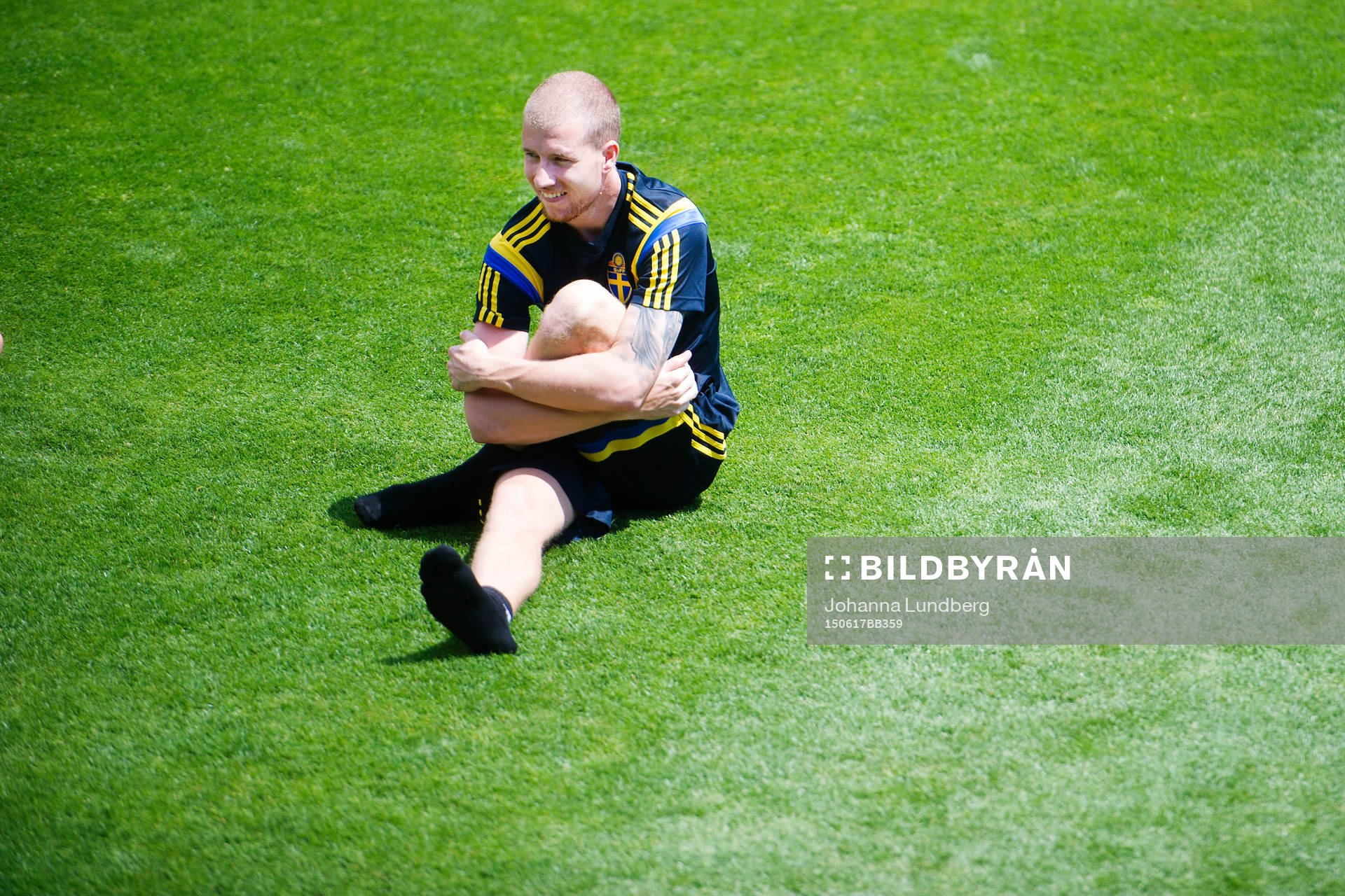 Sveriges Simon Gustafson stretchar