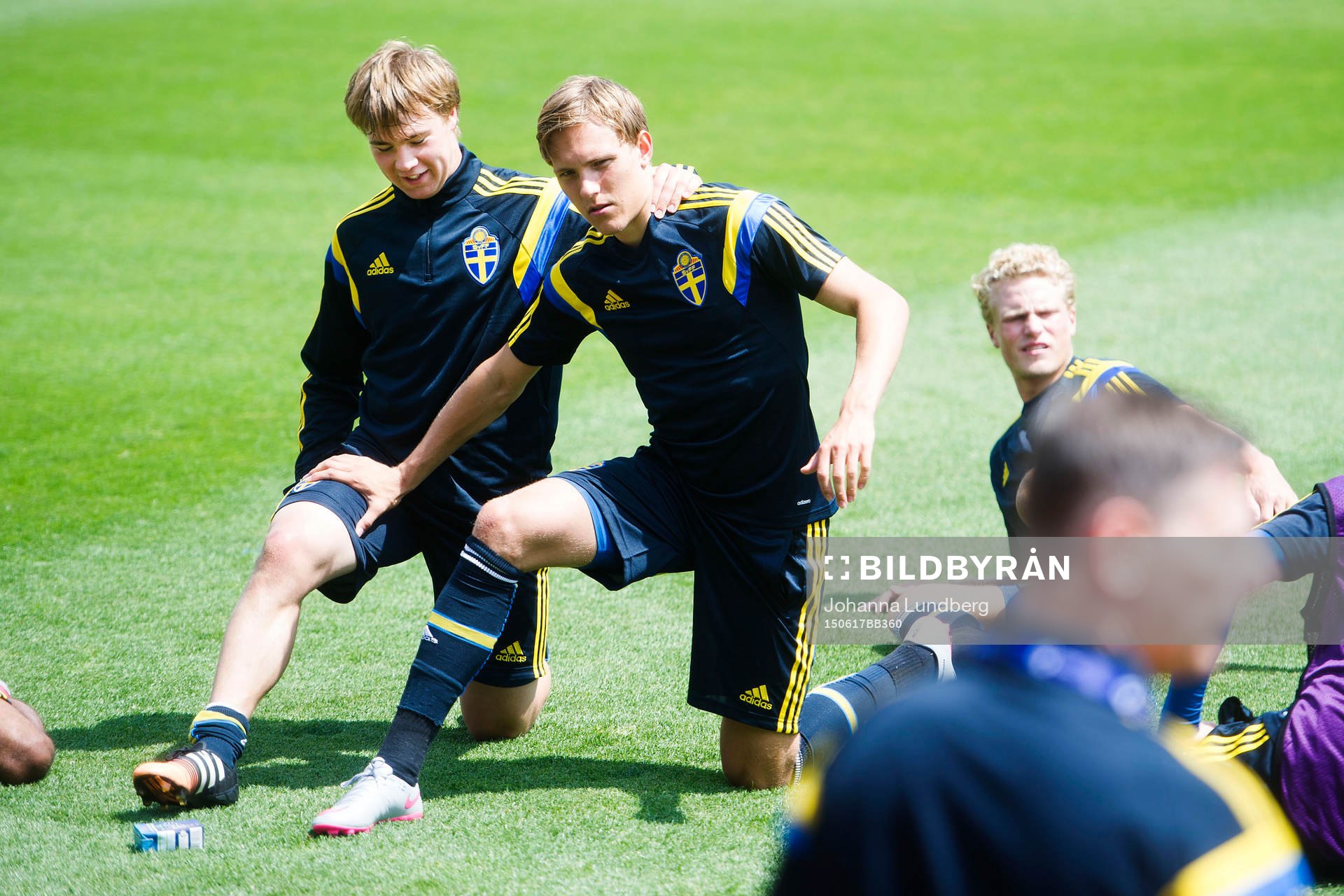 Sveriges Simon Tibbling och Ludwig Augustinsson stretchar