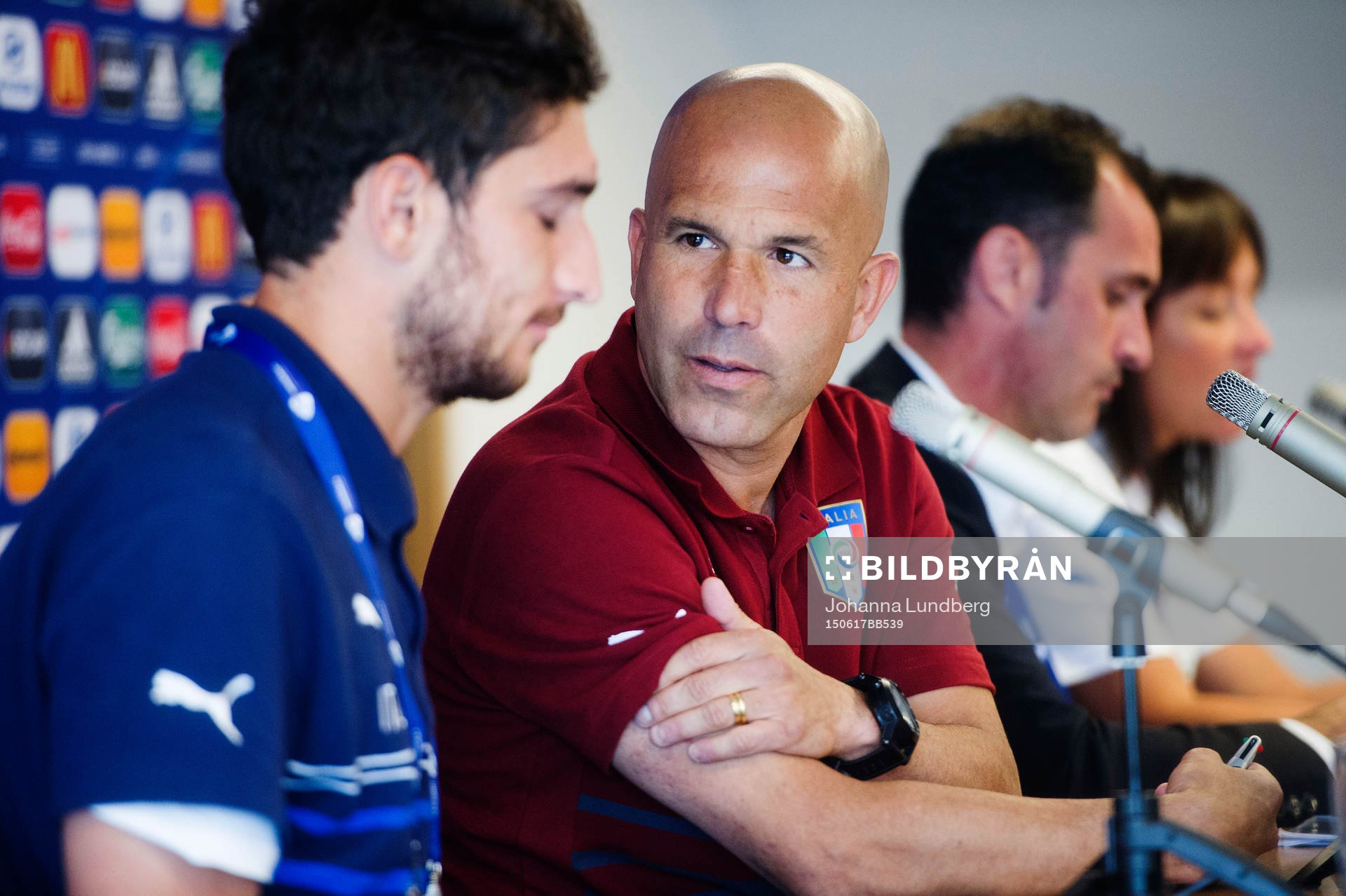 Italiens Matteo Bianchetti och förbundskapten Luigi Di Biagio deltar i en presskonferens inför en träning med det italienska U21 landslaget den 17 juni 2015 i Olomouc.